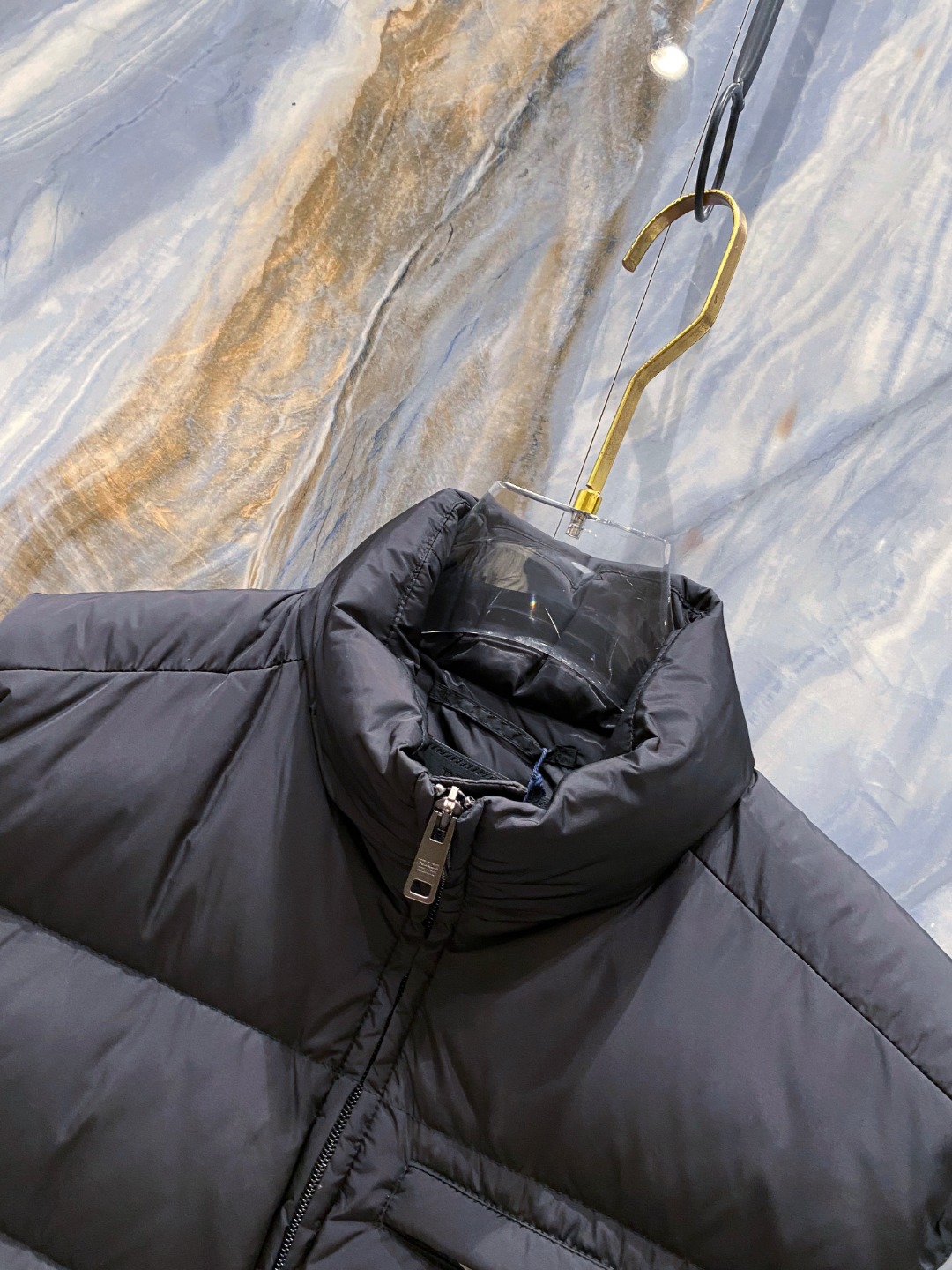 Prada 普拉达2025秋冬专柜同步新品发布，最新款羽绒马甲出货，全部原版购入，今年最新色，无论面料和