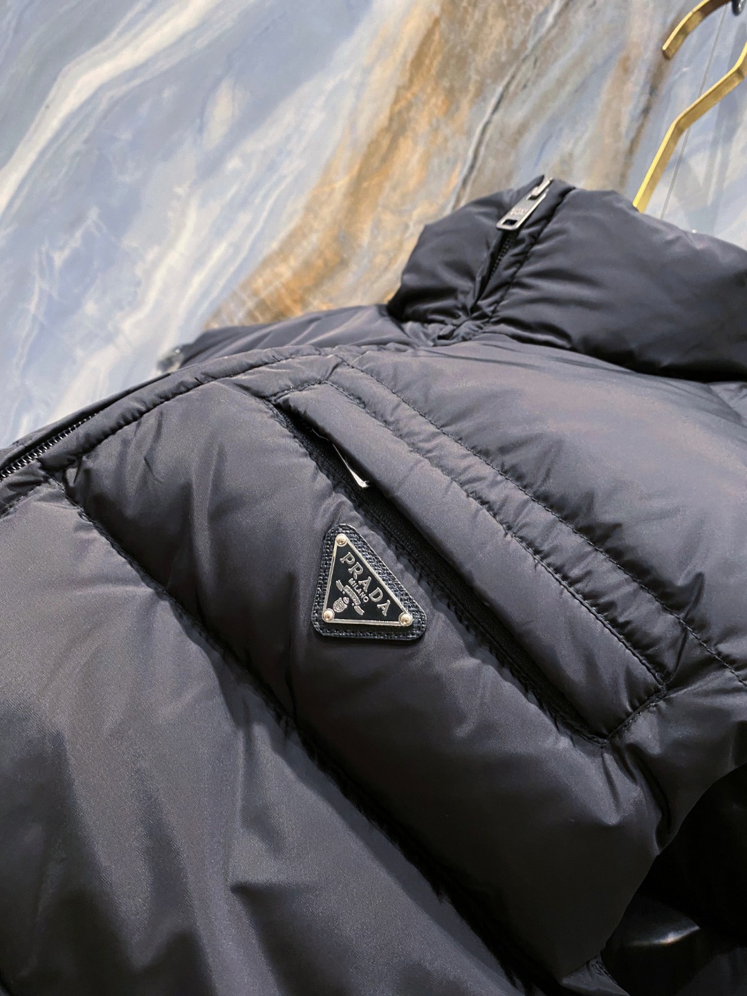 Prada 普拉达2025秋冬专柜同步新品发布，最新款羽绒马甲出货，全部原版购入，今年最新色，无论面料和