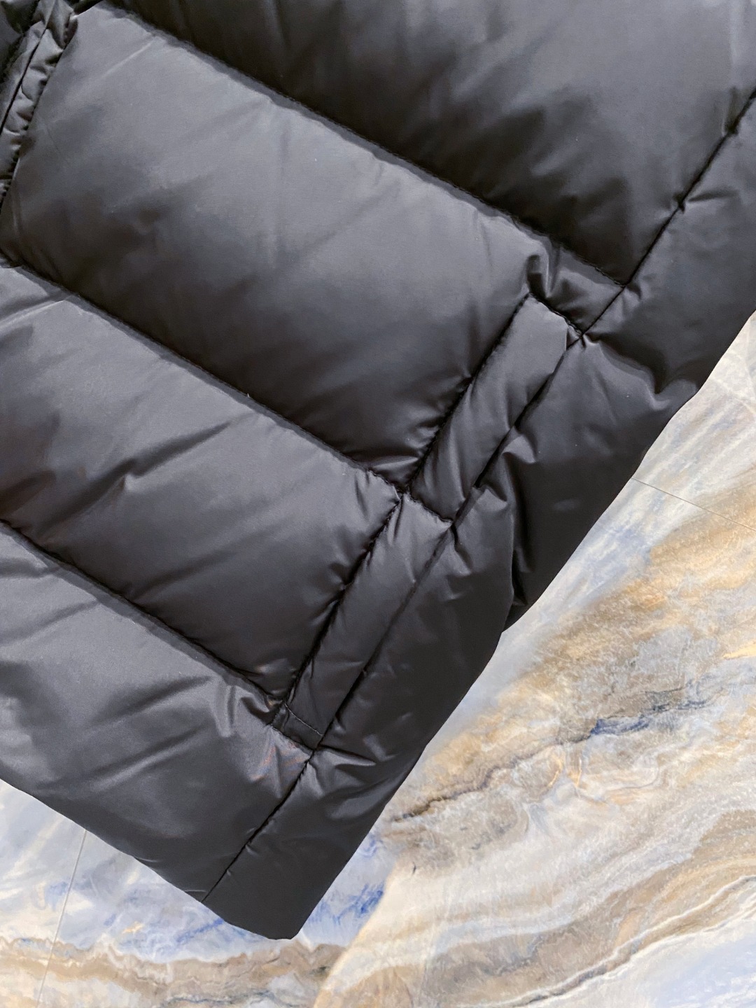 Prada 普拉达2025秋冬专柜同步新品发布，最新款羽绒马甲出货，全部原版购入，今年最新色，无论面料和