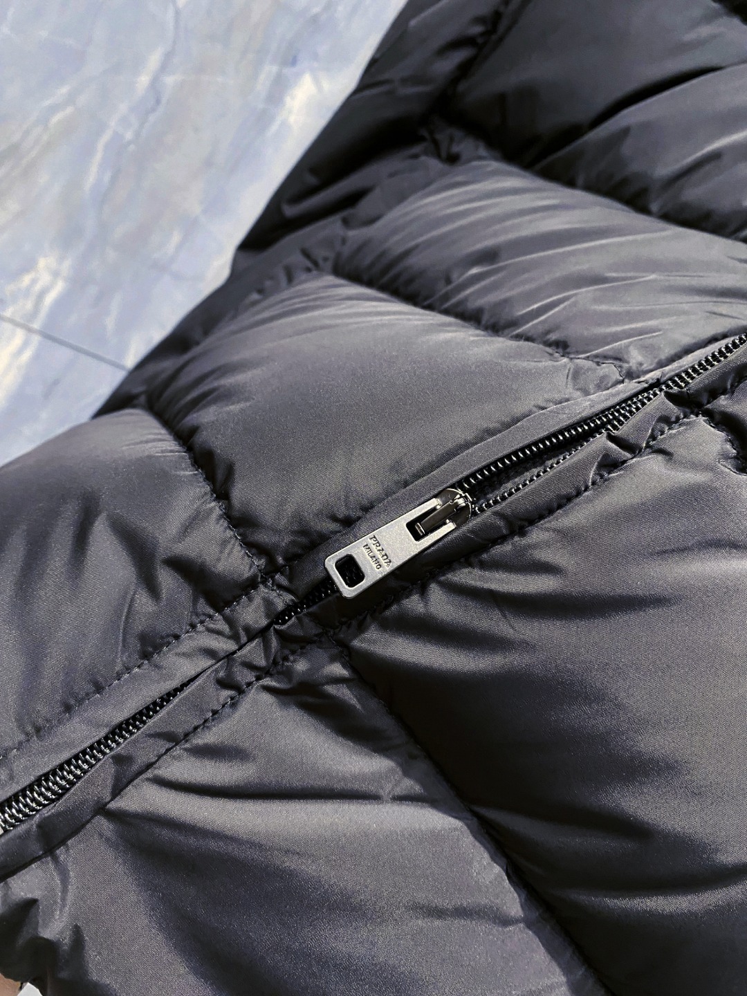 Prada 普拉达2025秋冬专柜同步新品发布，最新款羽绒马甲出货，全部原版购入，今年最新色，无论面料和