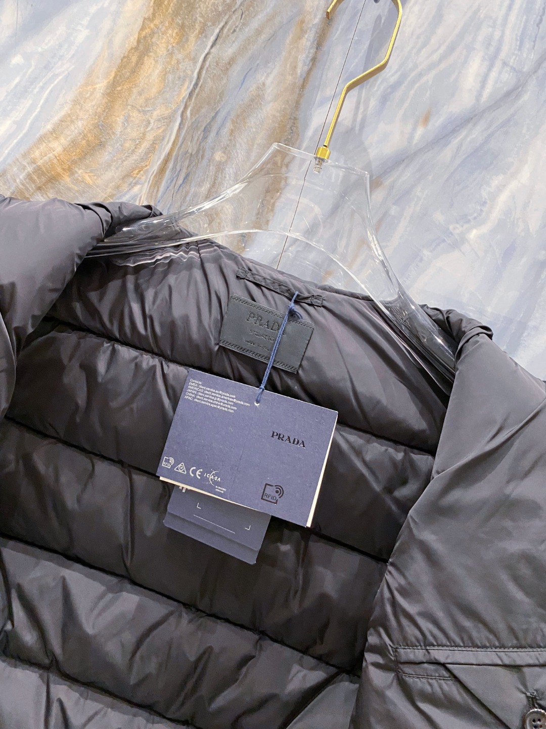 Prada 普拉达2025秋冬专柜同步新品发布，最新款羽绒马甲出货，全部原版购入，今年最新色，无论面料和