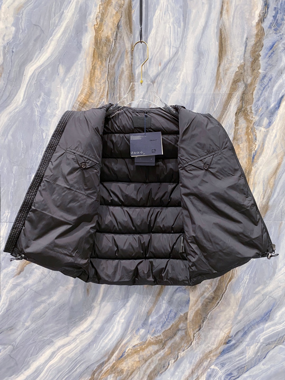 Prada 普拉达2025秋冬专柜同步新品发布，最新款羽绒马甲出货，全部原版购入，今年最新色，无论面料和