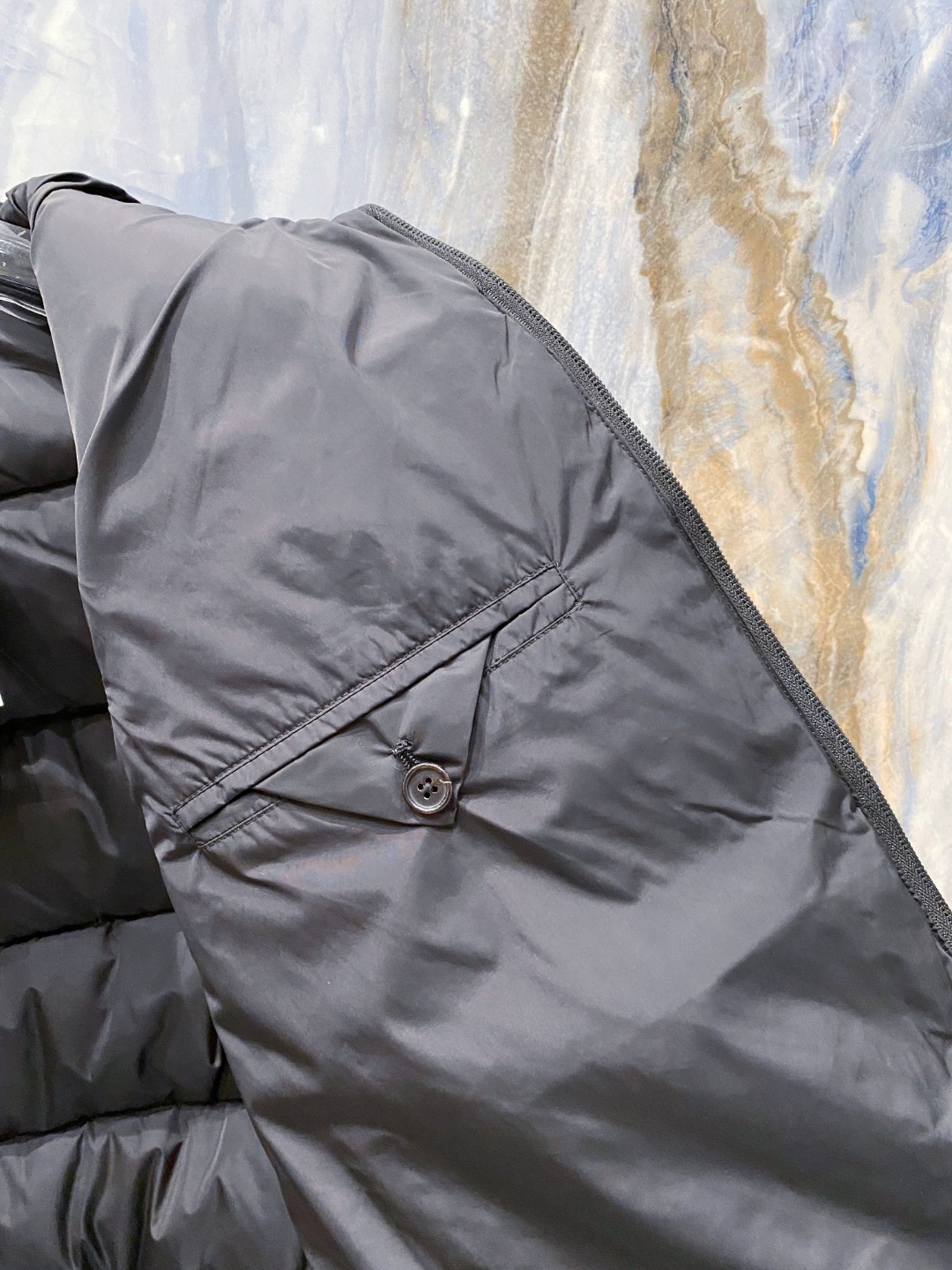 Prada 普拉达2025秋冬专柜同步新品发布，最新款羽绒马甲出货，全部原版购入，今年最新色，无论面料和