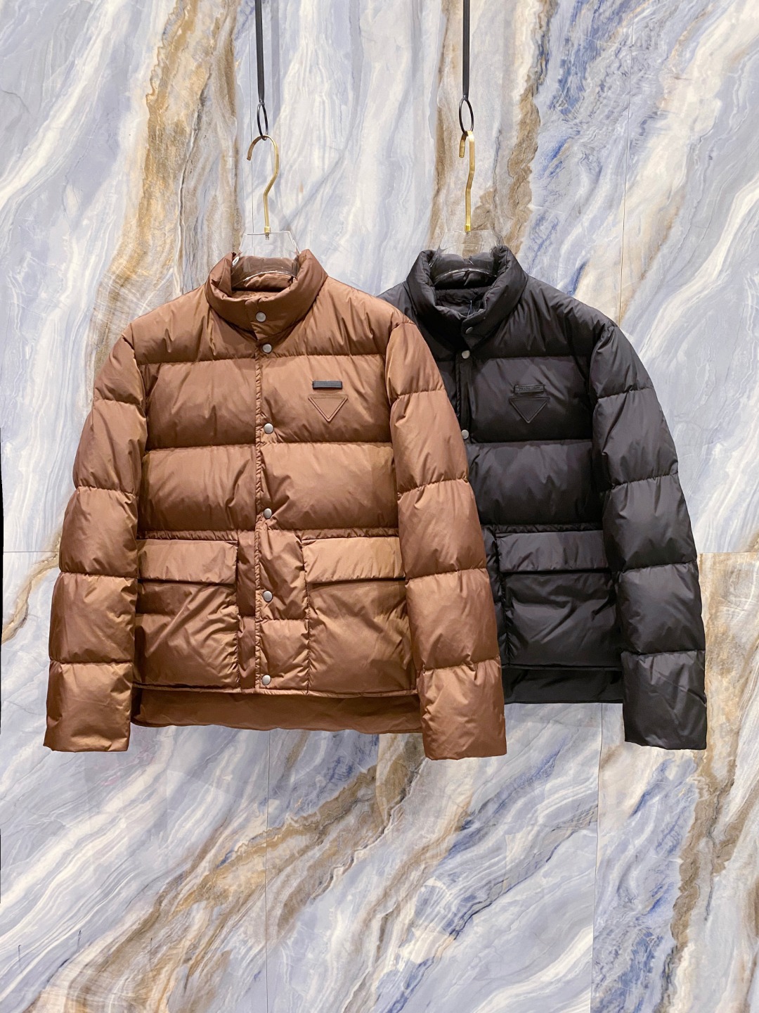 Prada 普拉达2025秋冬专柜同步新品发布，最新款羽绒服出货，全部原版购入，今年最新色，无论面料和辅