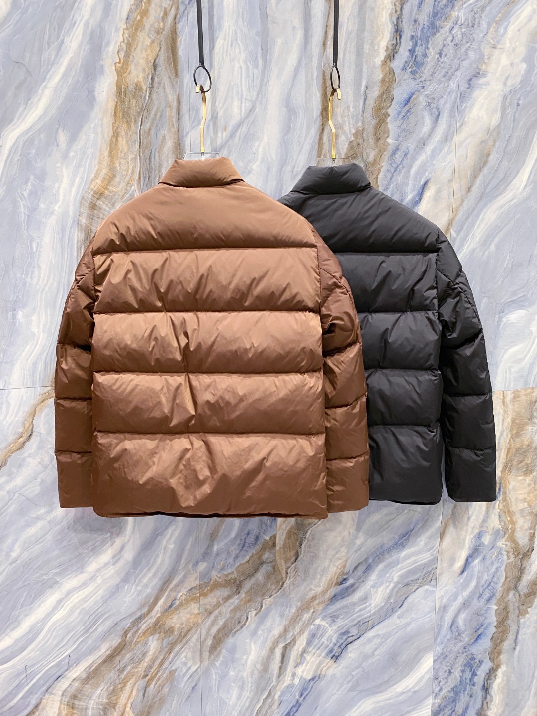 Prada 普拉达2025秋冬专柜同步新品发布，最新款羽绒服出货，全部原版购入，今年最新色，无论面料和辅