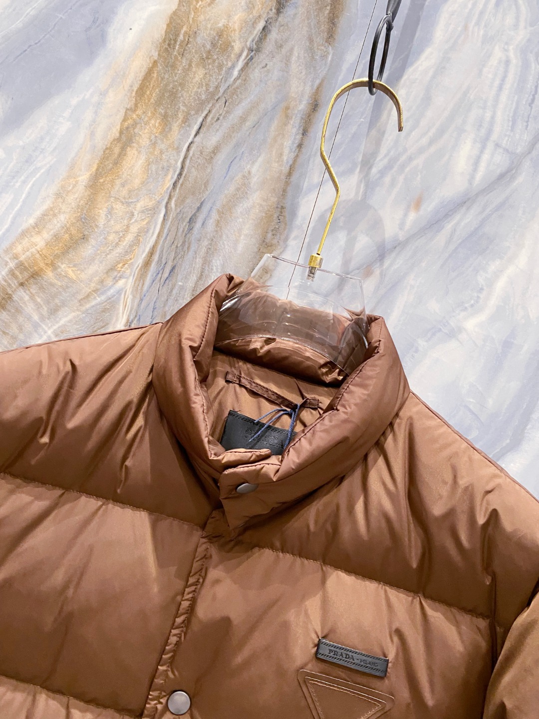 Prada 普拉达2025秋冬专柜同步新品发布，最新款羽绒服出货，全部原版购入，今年最新色，无论面料和辅