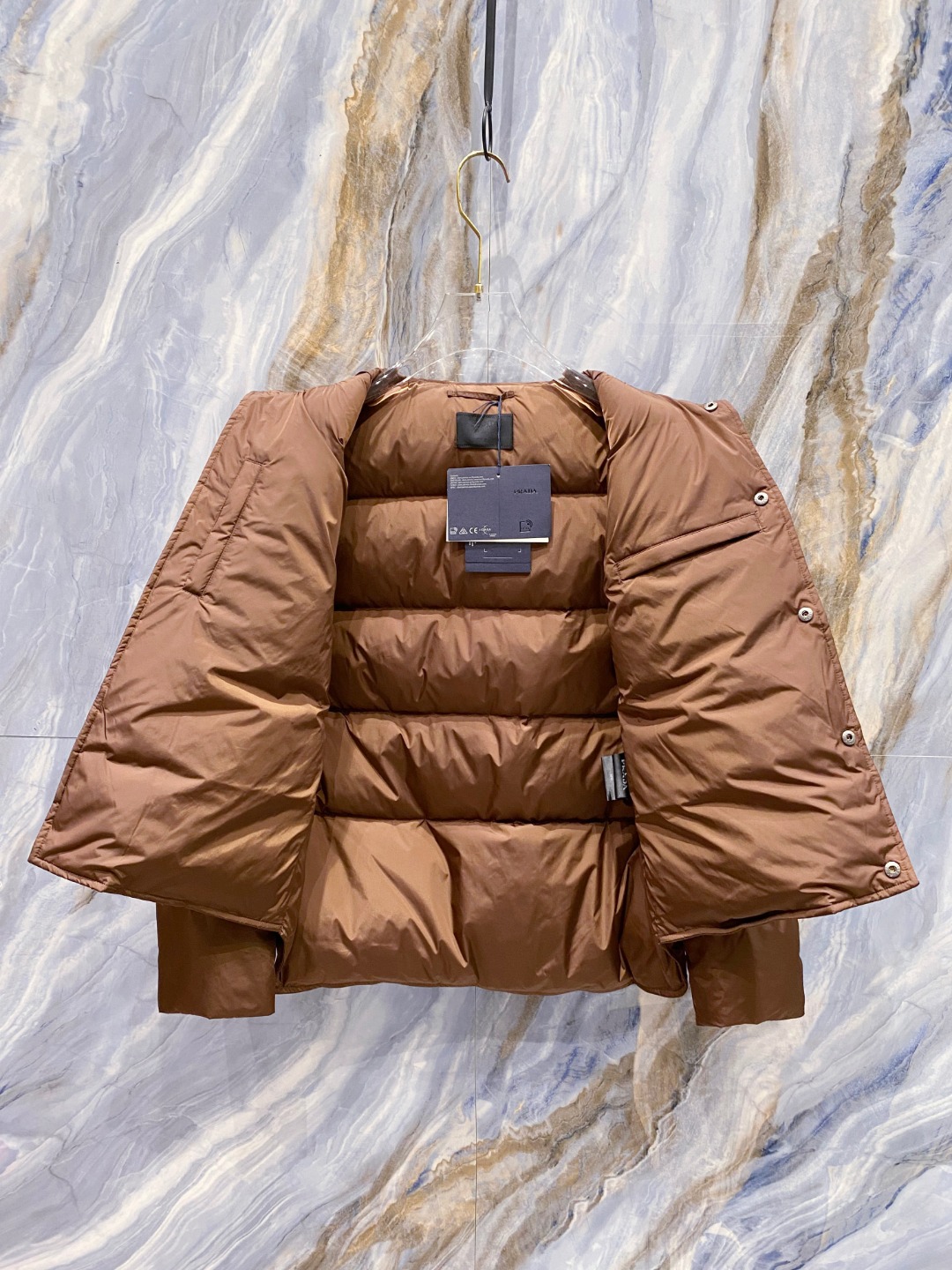 Prada 普拉达2025秋冬专柜同步新品发布，最新款羽绒服出货，全部原版购入，今年最新色，无论面料和辅