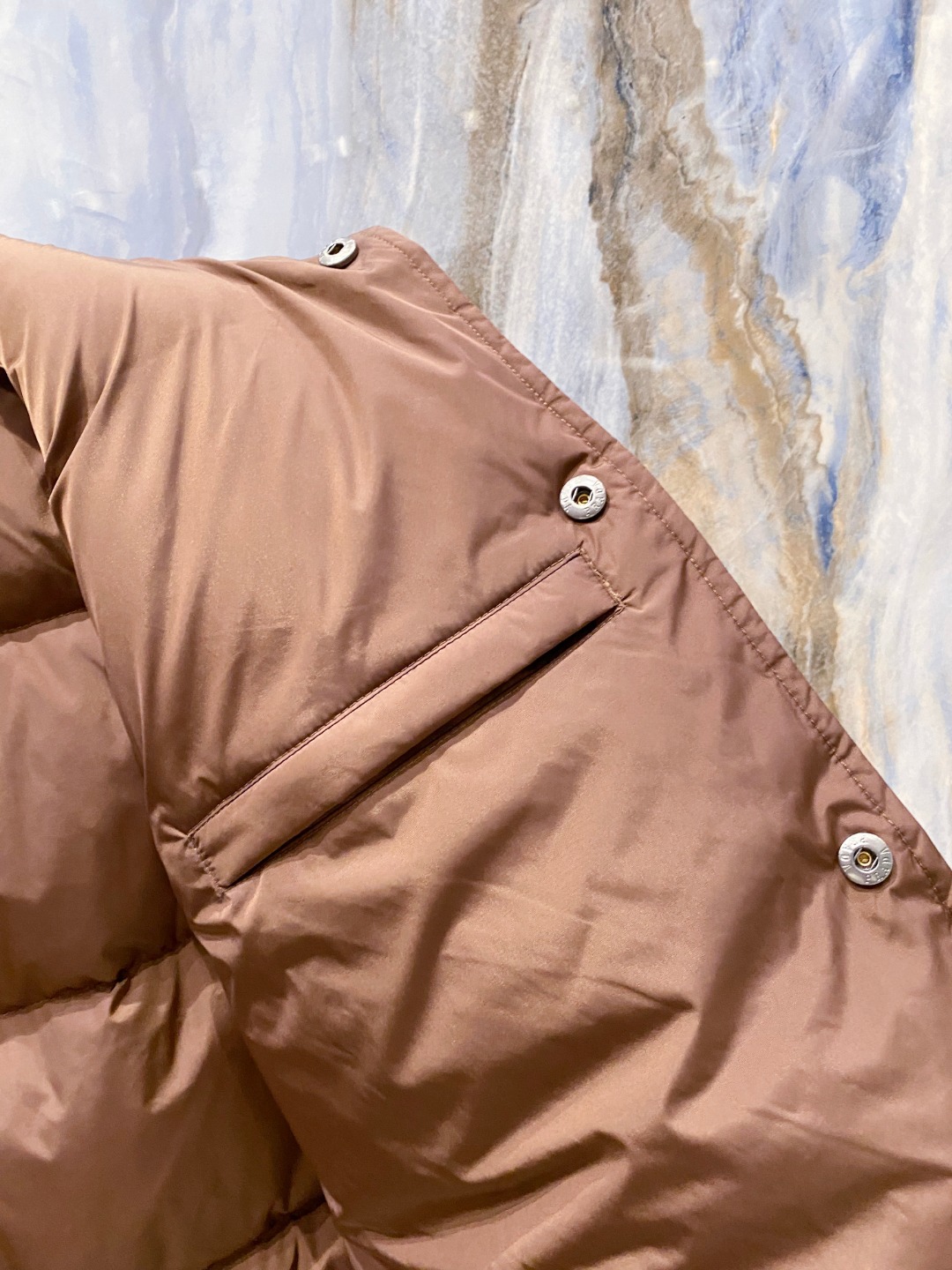 Prada 普拉达2025秋冬专柜同步新品发布，最新款羽绒服出货，全部原版购入，今年最新色，无论面料和辅