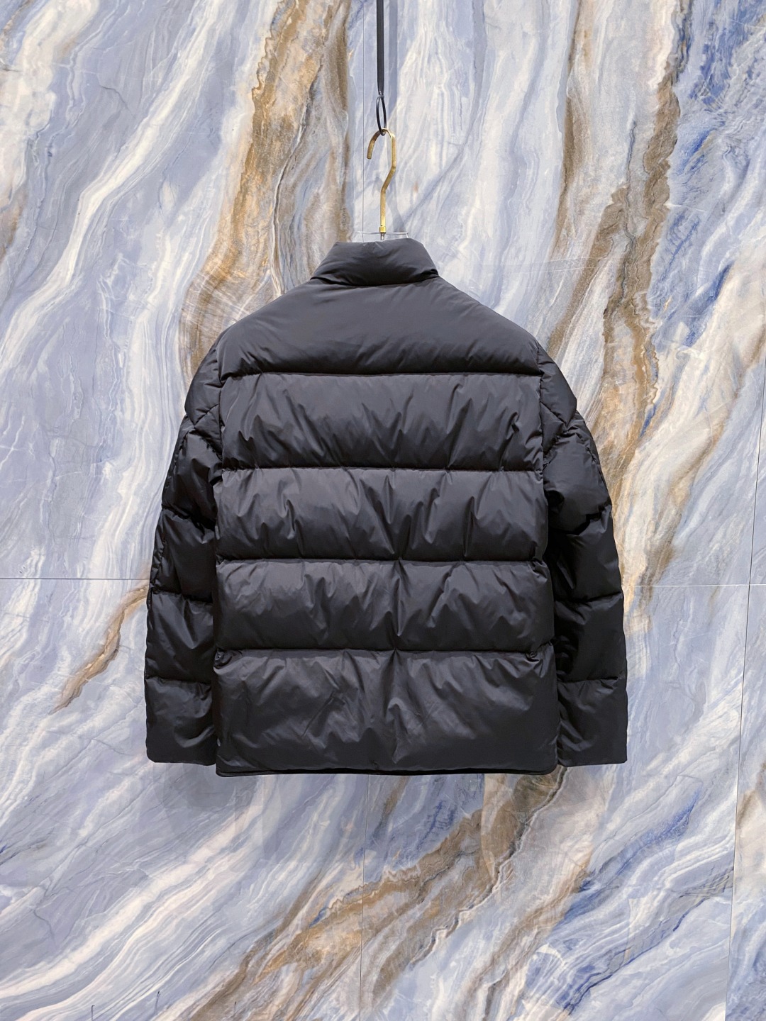 Prada 普拉达2025秋冬专柜同步新品发布，最新款羽绒服出货，全部原版购入，今年最新色，无论面料和辅