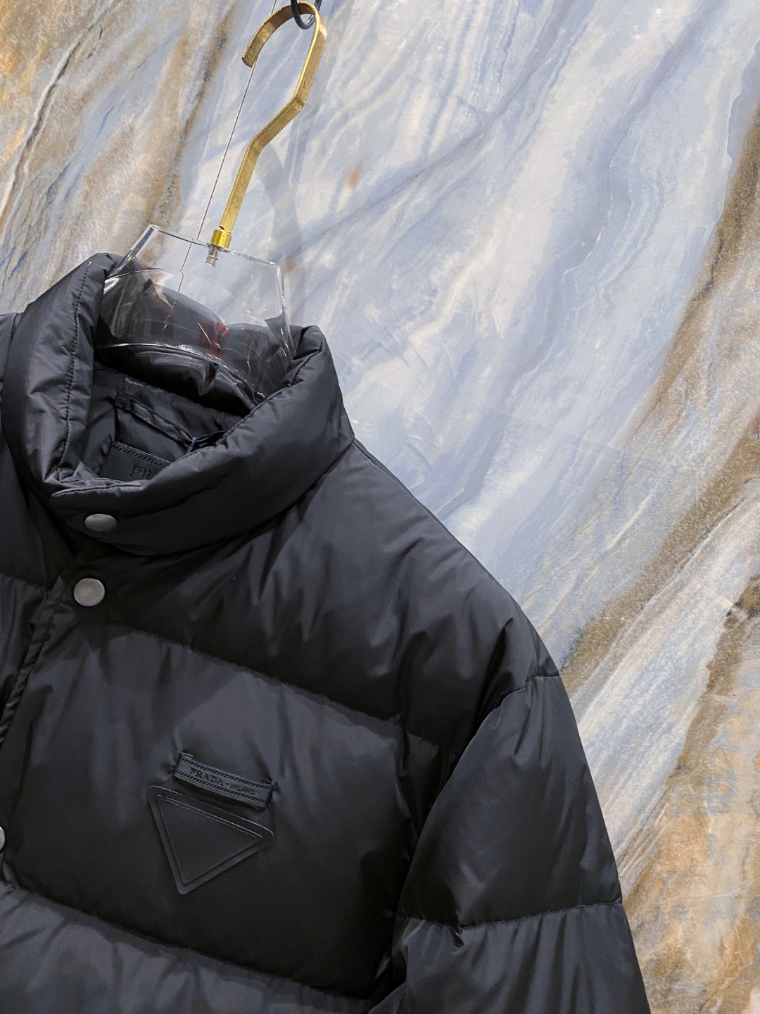 Prada 普拉达2025秋冬专柜同步新品发布，最新款羽绒服出货，全部原版购入，今年最新色，无论面料和辅