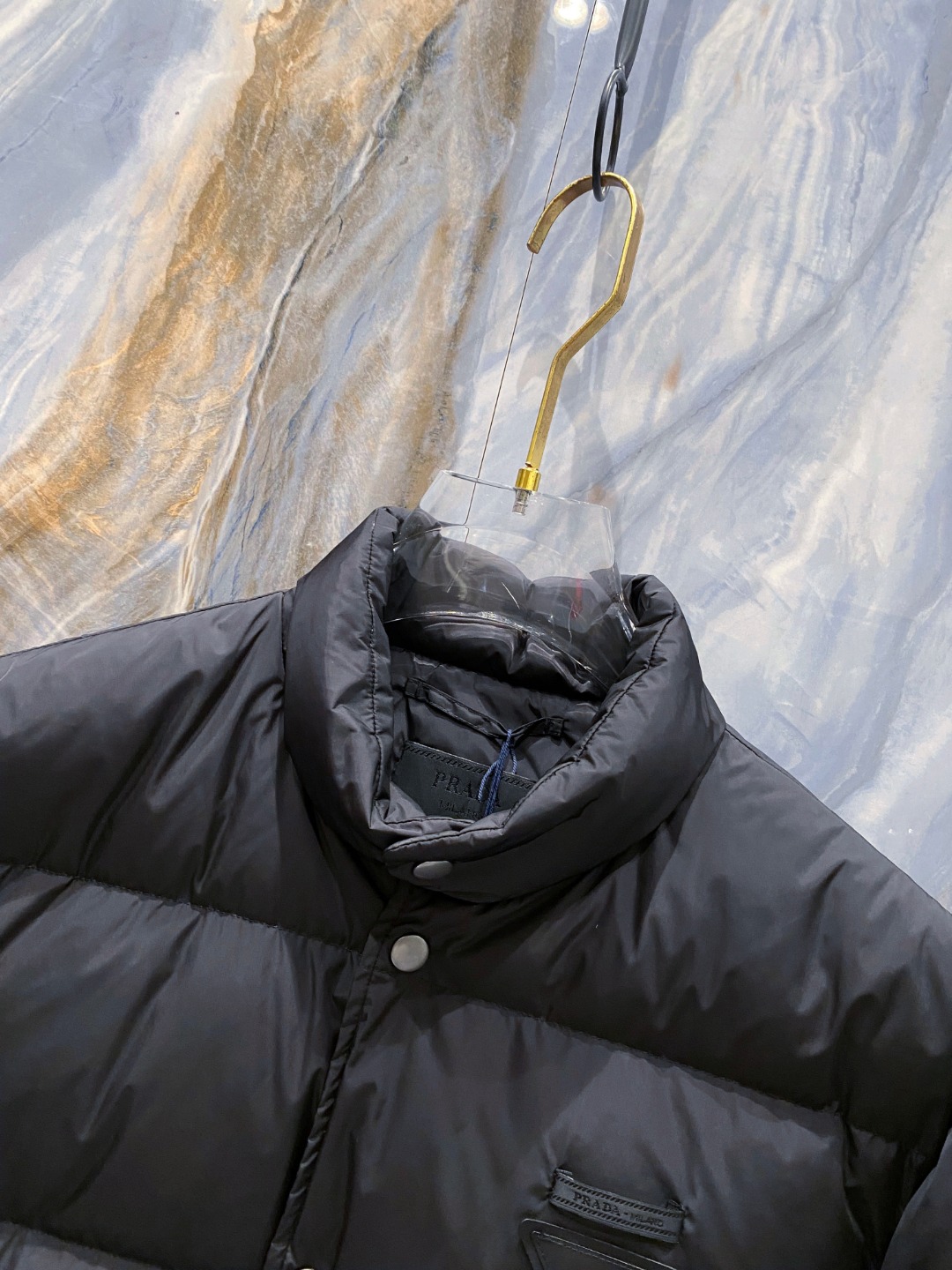 Prada 普拉达2025秋冬专柜同步新品发布，最新款羽绒服出货，全部原版购入，今年最新色，无论面料和辅