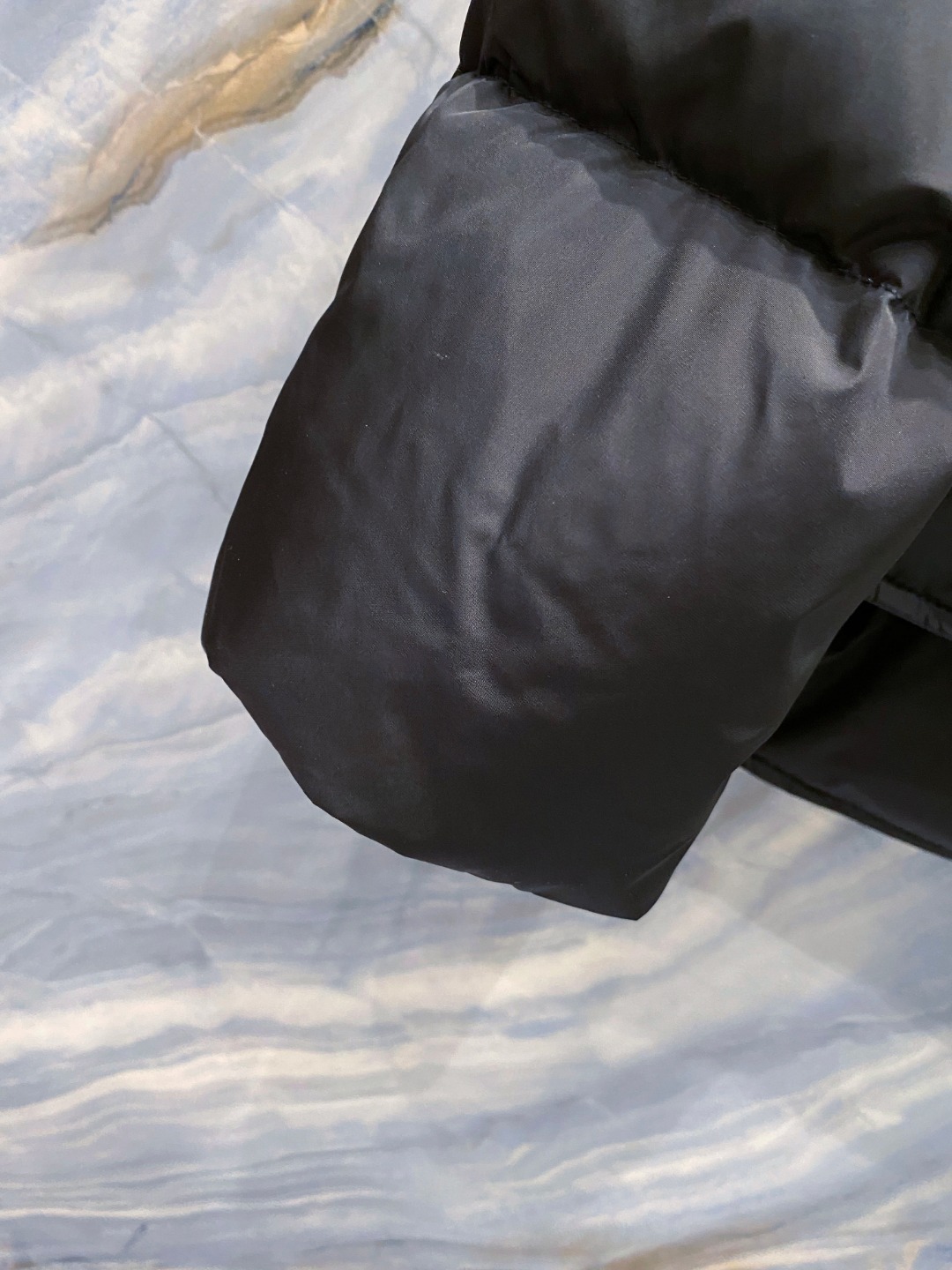 Prada 普拉达2025秋冬专柜同步新品发布，最新款羽绒服出货，全部原版购入，今年最新色，无论面料和辅