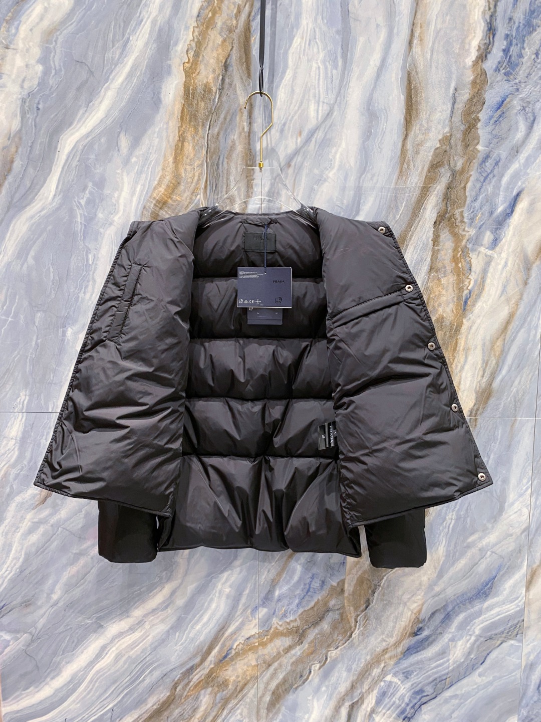 Prada 普拉达2025秋冬专柜同步新品发布，最新款羽绒服出货，全部原版购入，今年最新色，无论面料和辅