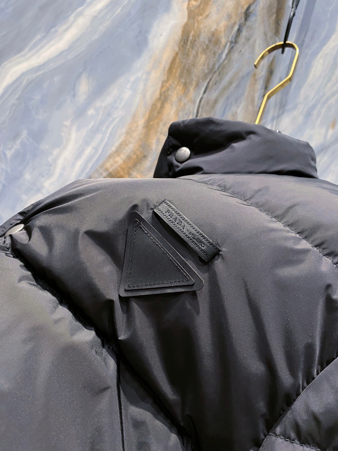 Prada 普拉达2025秋冬专柜同步新品发布，最新款羽绒服出货，全部原版购入，今年最新色，无论面料和辅