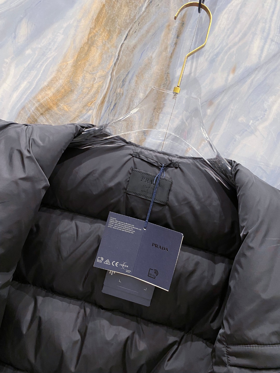 Prada 普拉达2025秋冬专柜同步新品发布，最新款羽绒服出货，全部原版购入，今年最新色，无论面料和辅