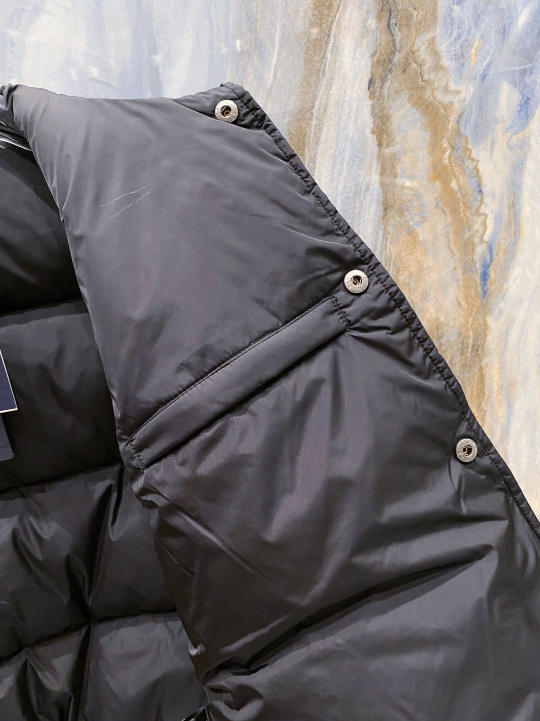 Prada 普拉达2025秋冬专柜同步新品发布，最新款羽绒服出货，全部原版购入，今年最新色，无论面料和辅