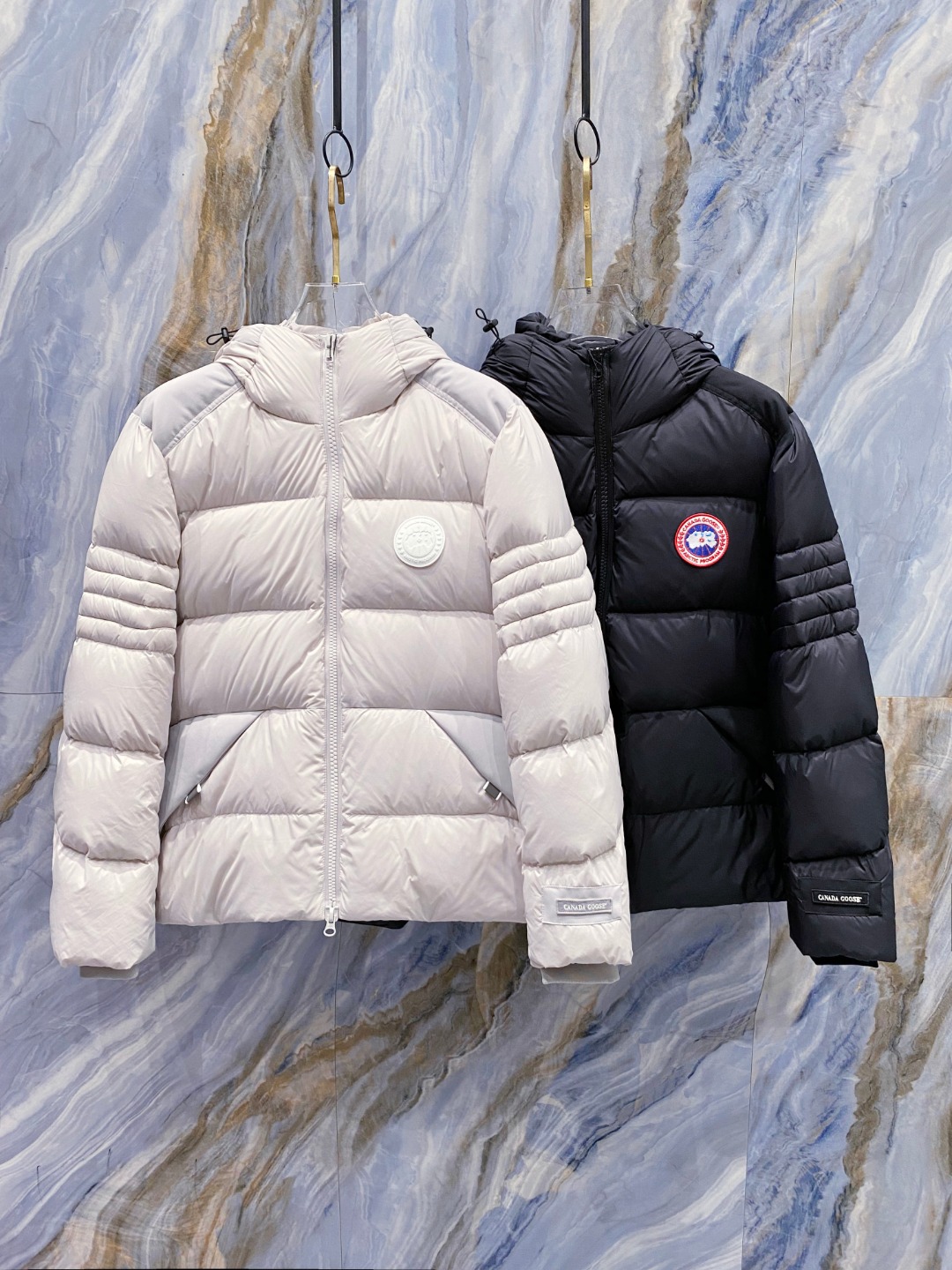 Canada Goose(加拿大鹅) FW2025新款羽绒服。连帽设计，男女同款，时尚感满满。采用定制面