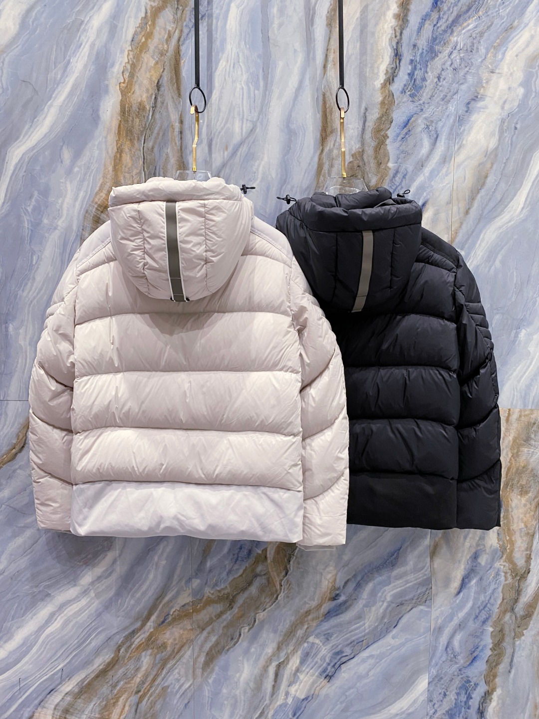 Canada Goose(加拿大鹅) FW2025新款羽绒服。连帽设计，男女同款，时尚感满满。采用定制面