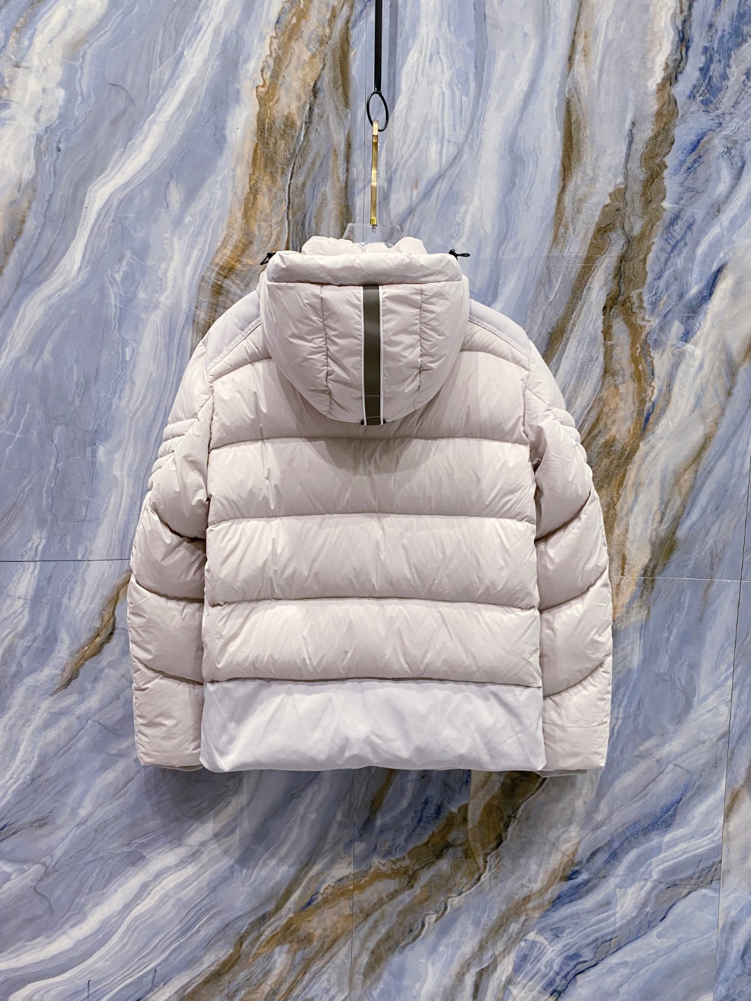 Canada Goose(加拿大鹅) FW2025新款羽绒服。连帽设计，男女同款，时尚感满满。采用定制面