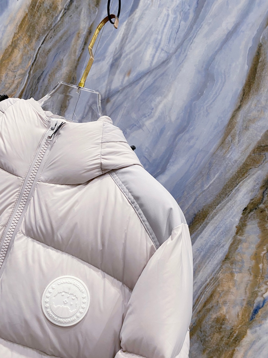 Canada Goose(加拿大鹅) FW2025新款羽绒服。连帽设计，男女同款，时尚感满满。采用定制面