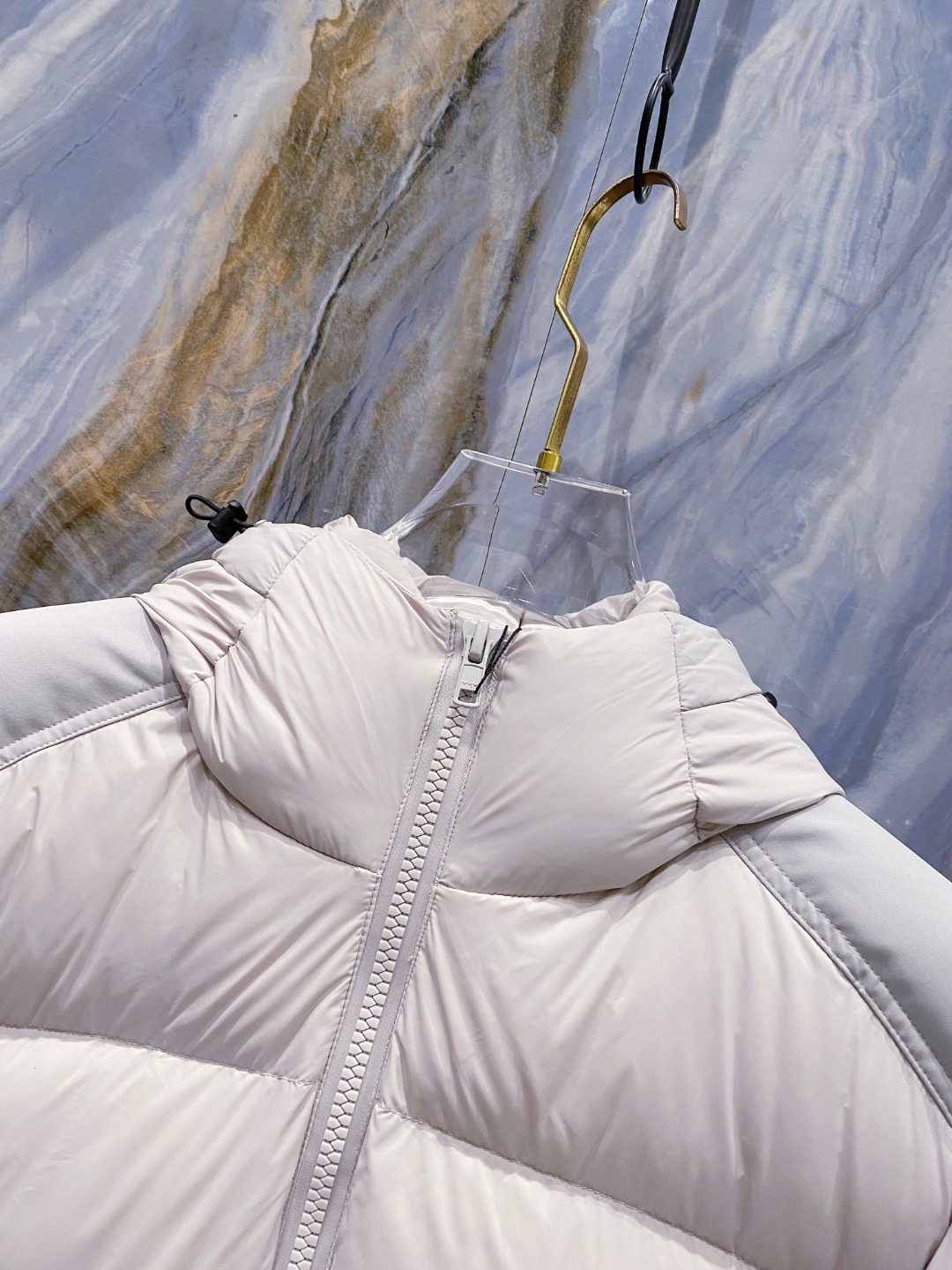 Canada Goose(加拿大鹅) FW2025新款羽绒服。连帽设计，男女同款，时尚感满满。采用定制面