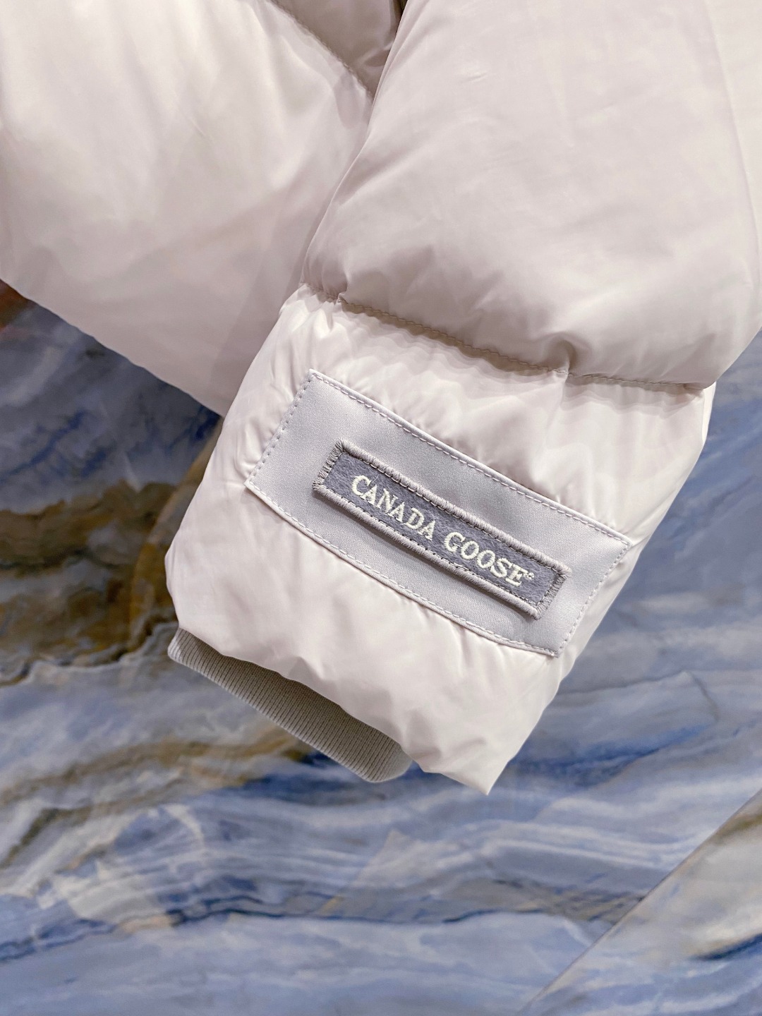 Canada Goose(加拿大鹅) FW2025新款羽绒服。连帽设计，男女同款，时尚感满满。采用定制面