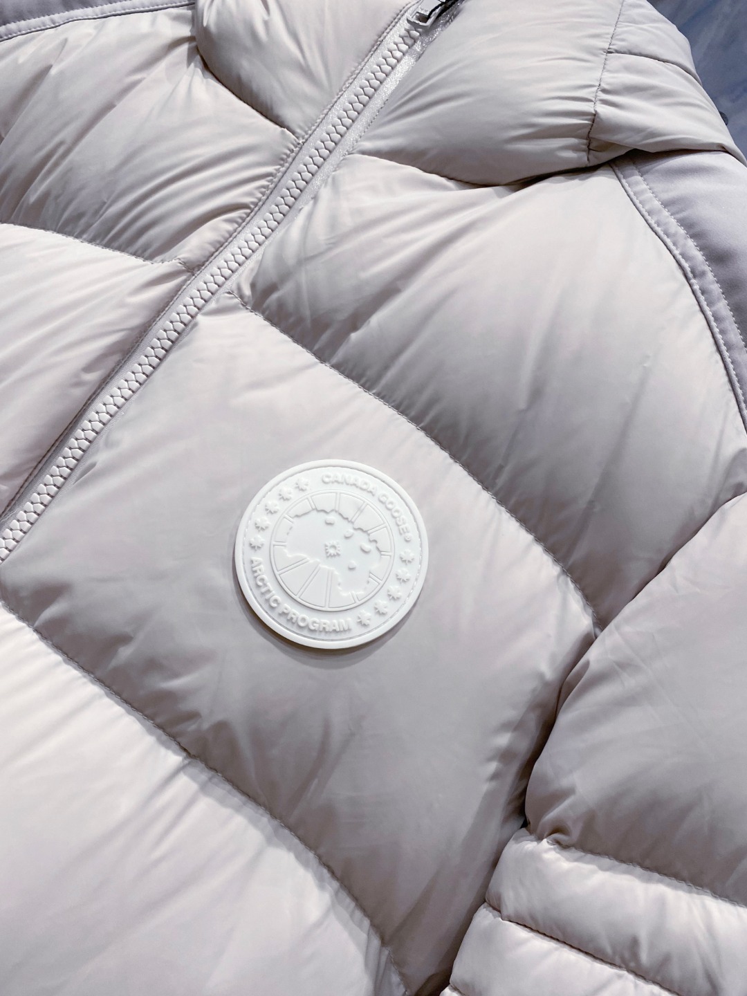 Canada Goose(加拿大鹅) FW2025新款羽绒服。连帽设计，男女同款，时尚感满满。采用定制面