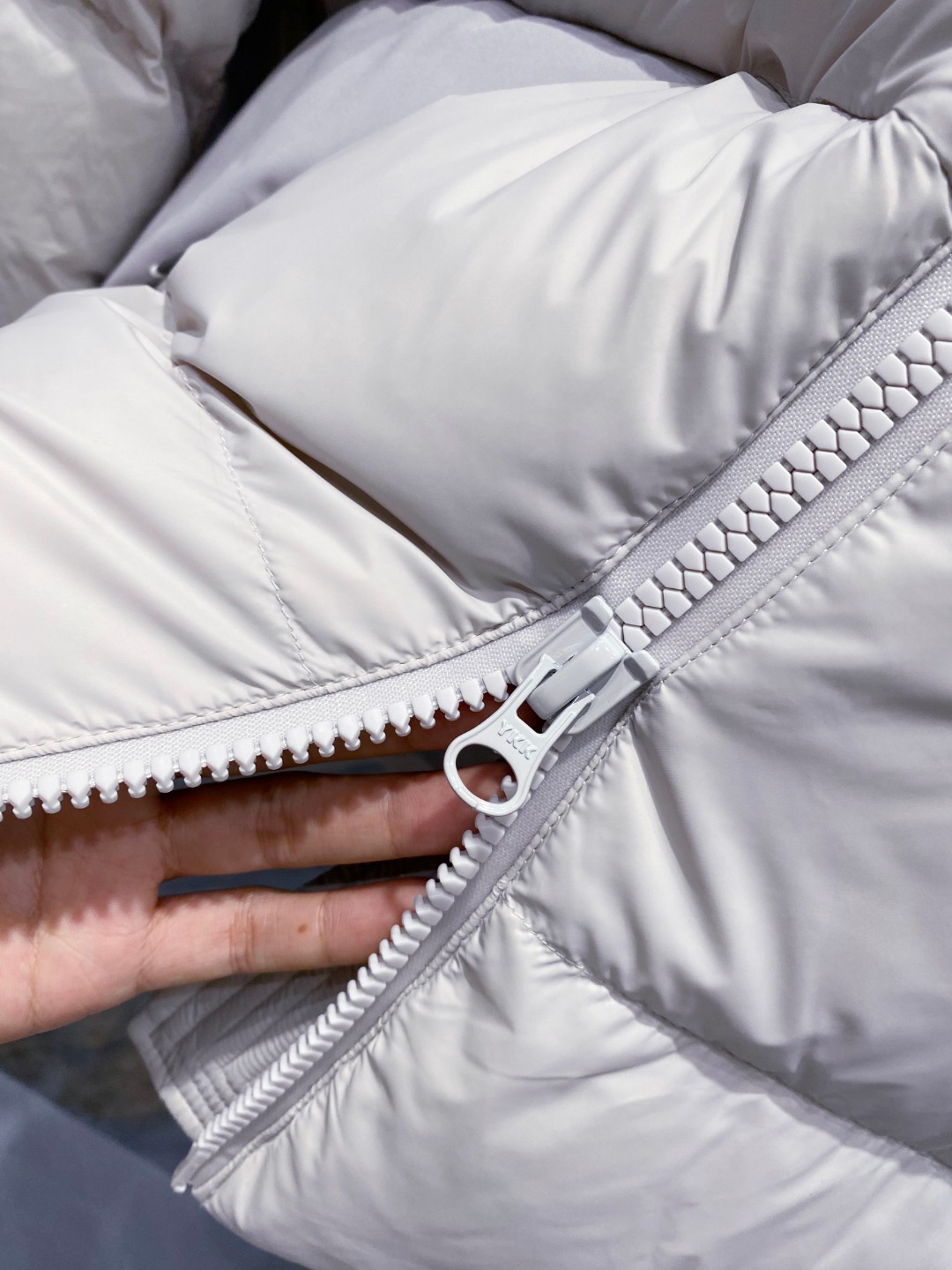 Canada Goose(加拿大鹅) FW2025新款羽绒服。连帽设计，男女同款，时尚感满满。采用定制面