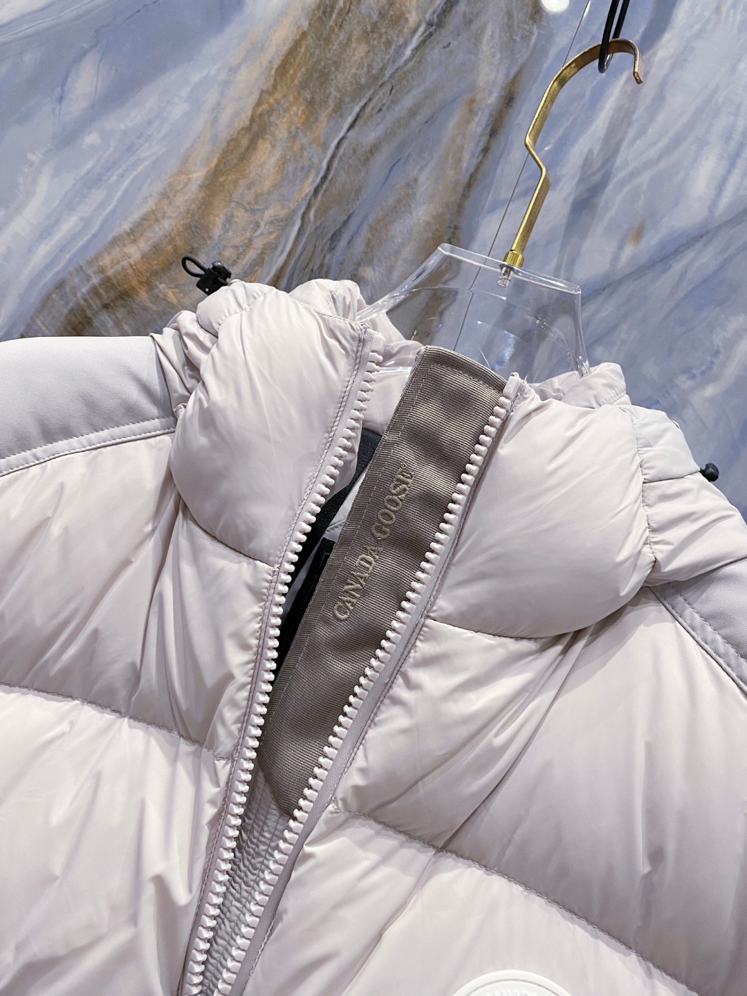 Canada Goose(加拿大鹅) FW2025新款羽绒服。连帽设计，男女同款，时尚感满满。采用定制面