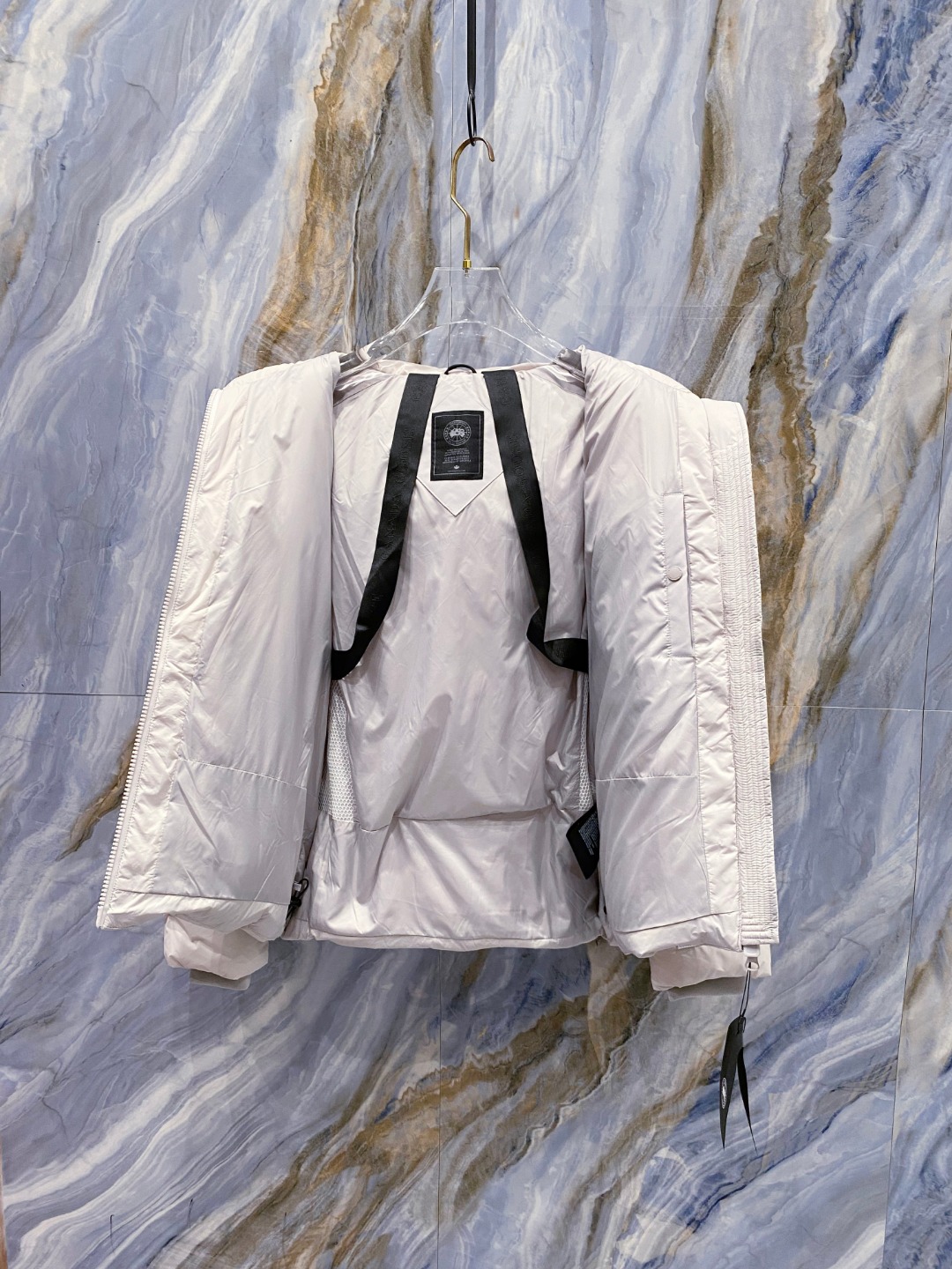 Canada Goose(加拿大鹅) FW2025新款羽绒服。连帽设计，男女同款，时尚感满满。采用定制面