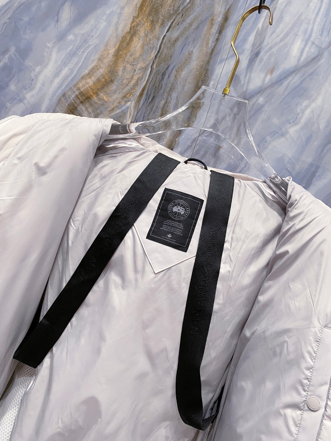 Canada Goose(加拿大鹅) FW2025新款羽绒服。连帽设计，男女同款，时尚感满满。采用定制面