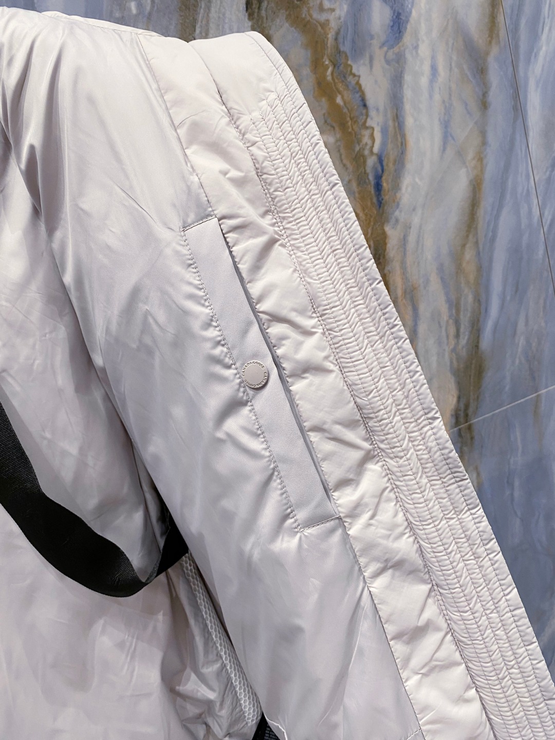 Canada Goose(加拿大鹅) FW2025新款羽绒服。连帽设计，男女同款，时尚感满满。采用定制面