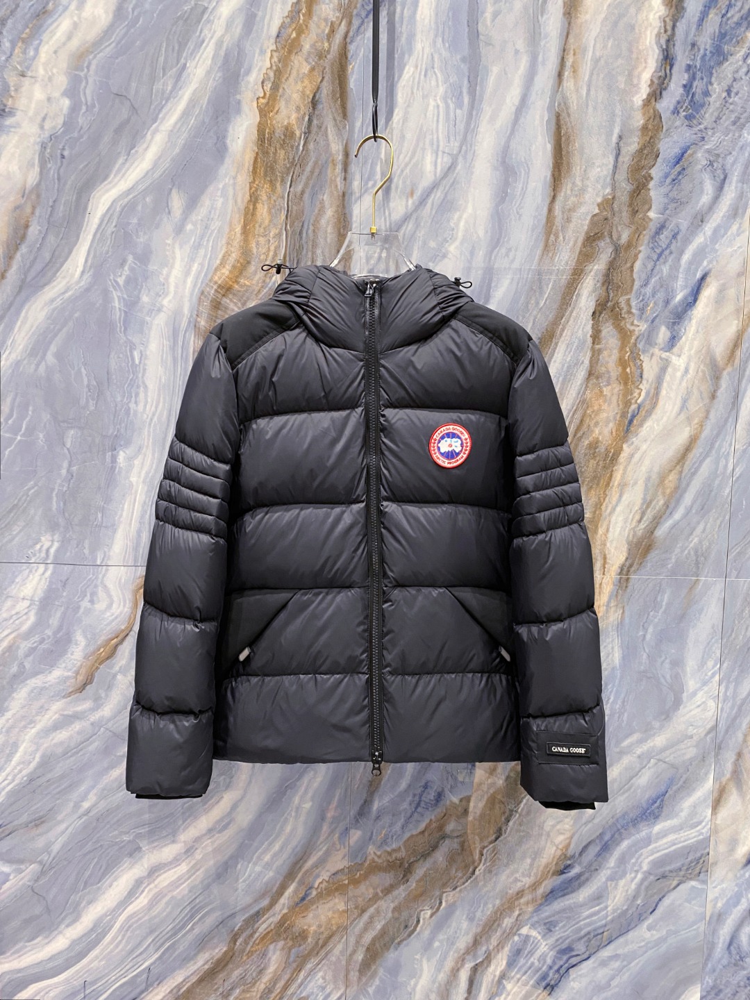 Canada Goose(加拿大鹅) FW2025新款羽绒服。连帽设计，男女同款，时尚感满满。采用定制面