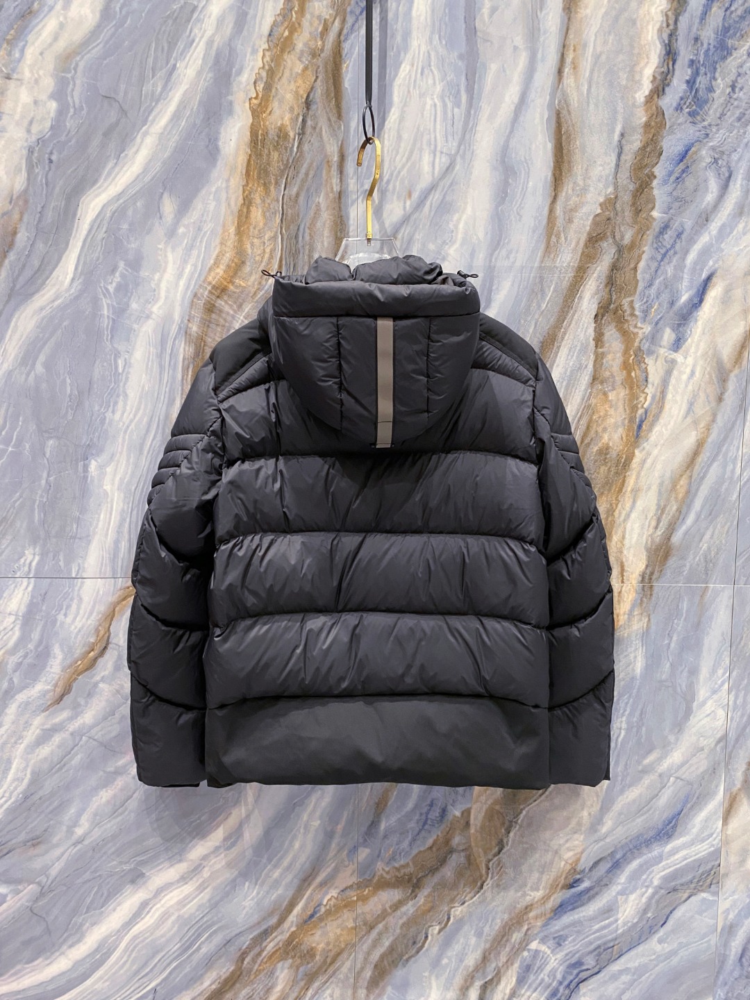 Canada Goose(加拿大鹅) FW2025新款羽绒服。连帽设计，男女同款，时尚感满满。采用定制面