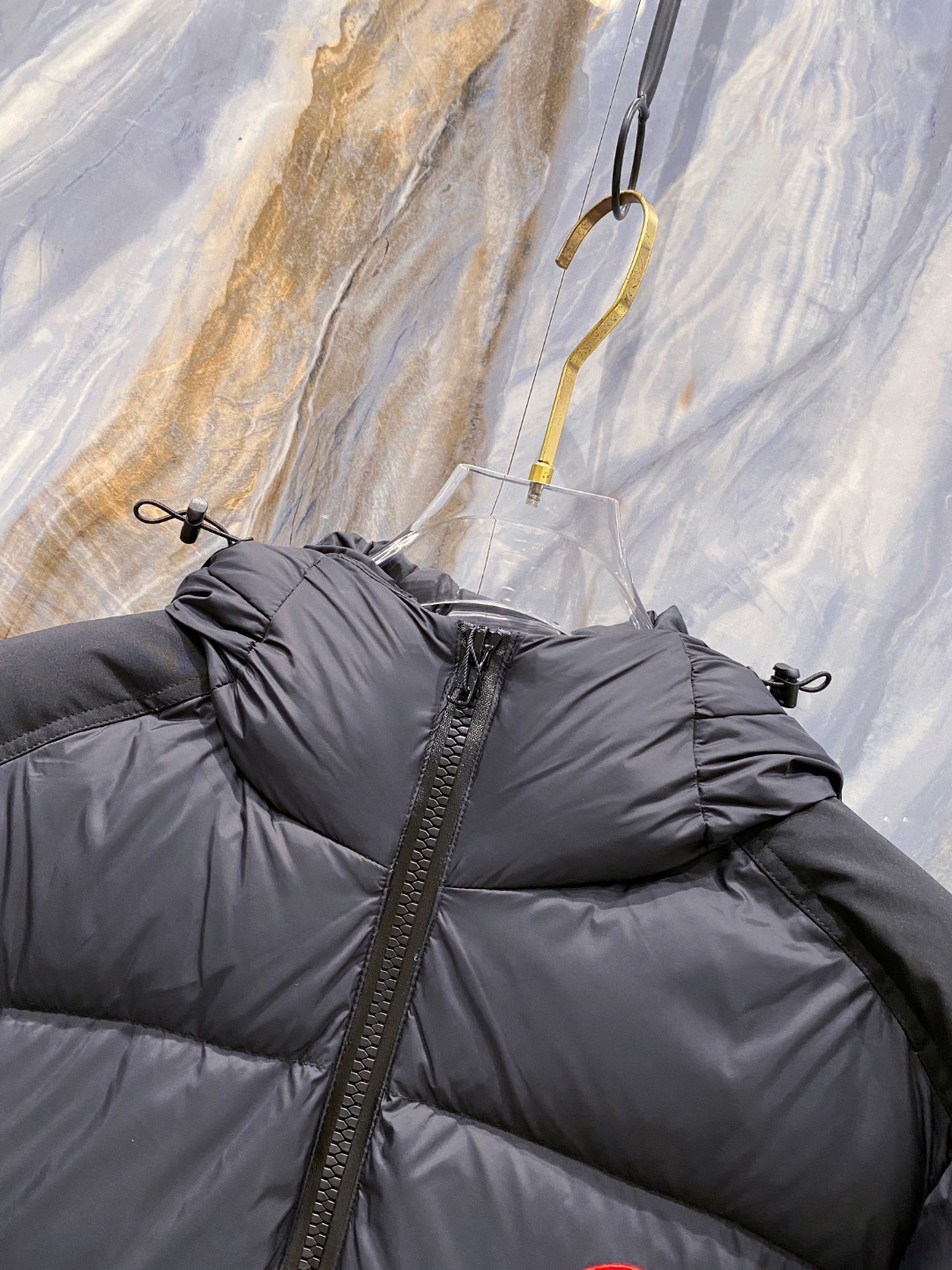 Canada Goose(加拿大鹅) FW2025新款羽绒服。连帽设计，男女同款，时尚感满满。采用定制面