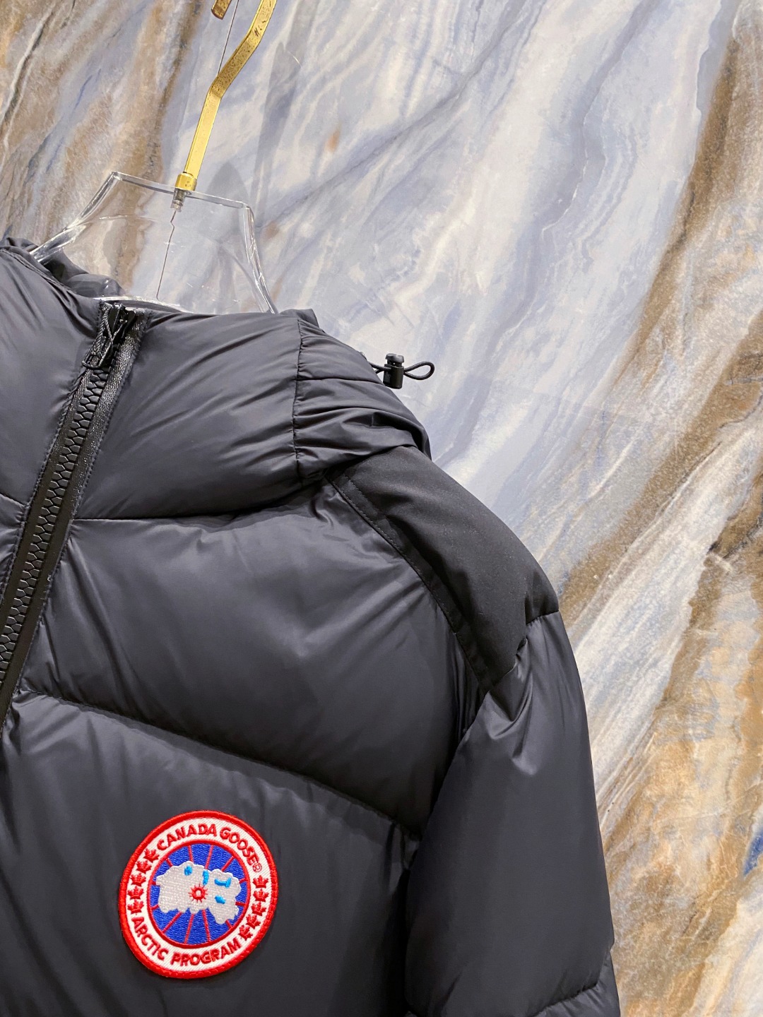 Canada Goose(加拿大鹅) FW2025新款羽绒服。连帽设计，男女同款，时尚感满满。采用定制面