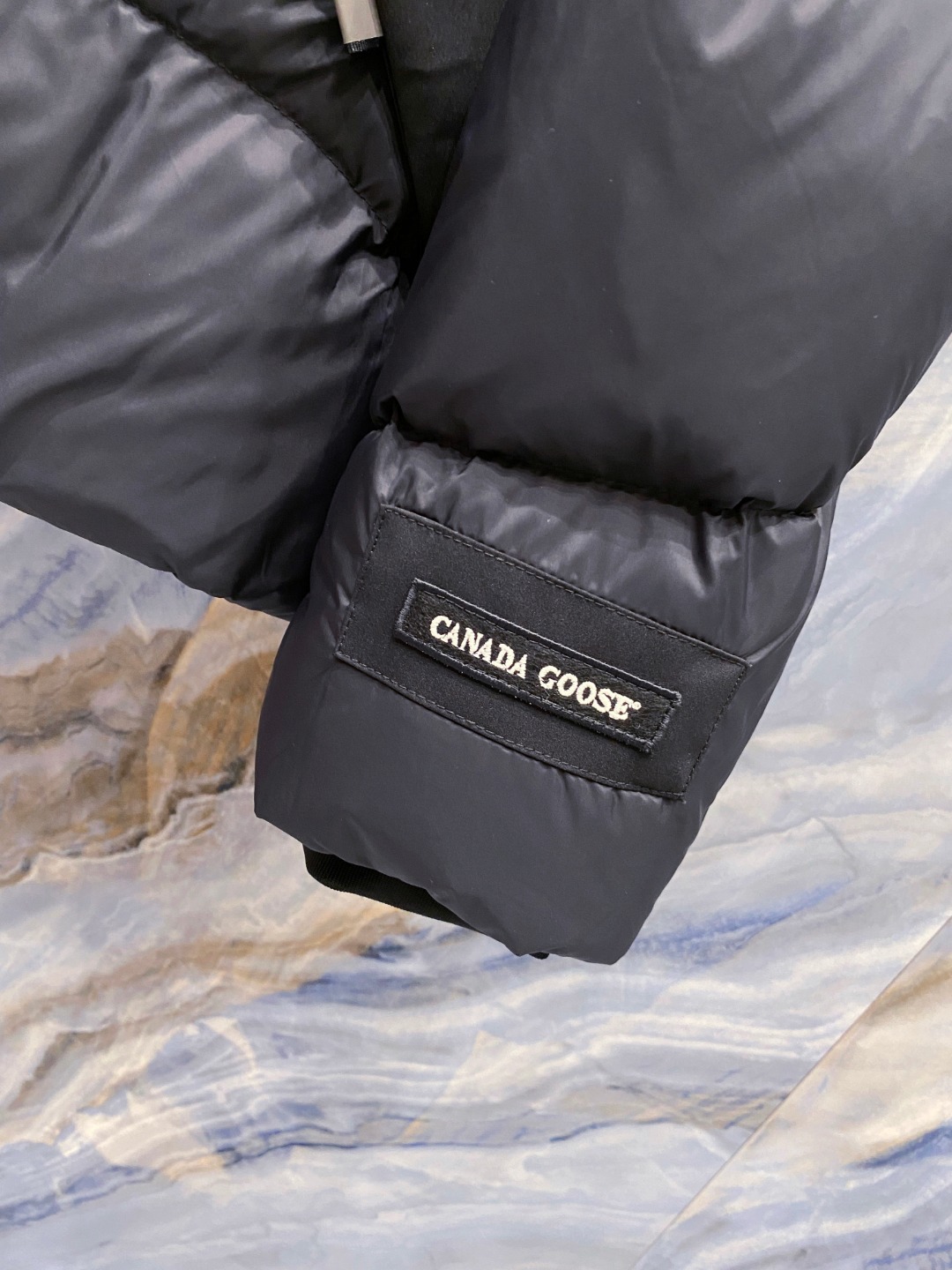 Canada Goose(加拿大鹅) FW2025新款羽绒服。连帽设计，男女同款，时尚感满满。采用定制面