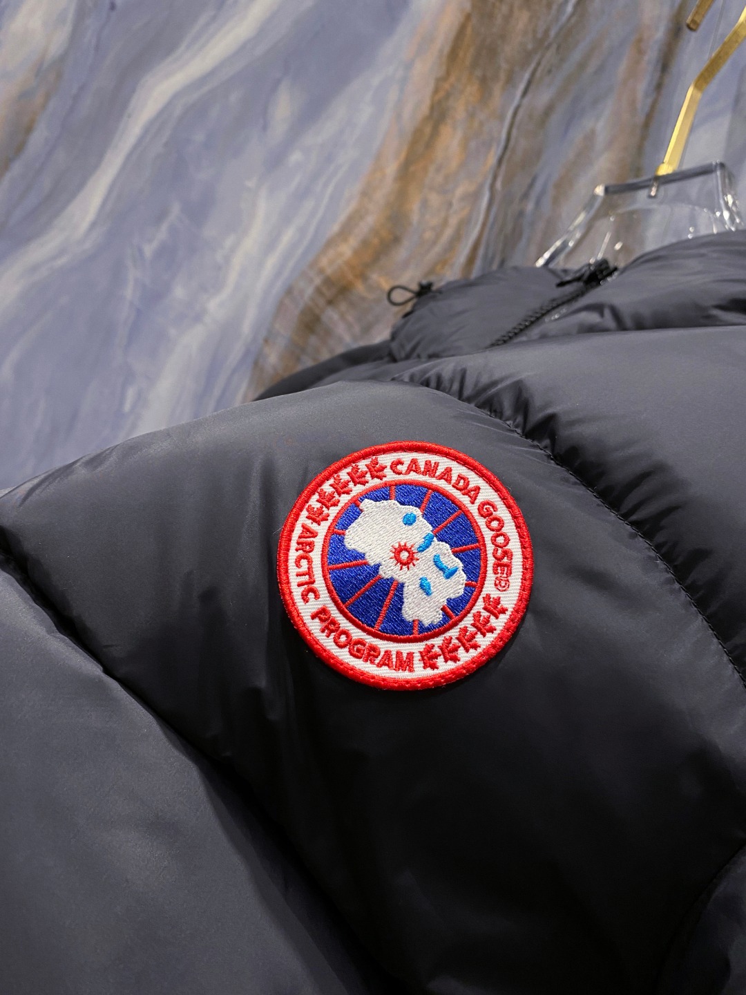 Canada Goose(加拿大鹅) FW2025新款羽绒服。连帽设计，男女同款，时尚感满满。采用定制面