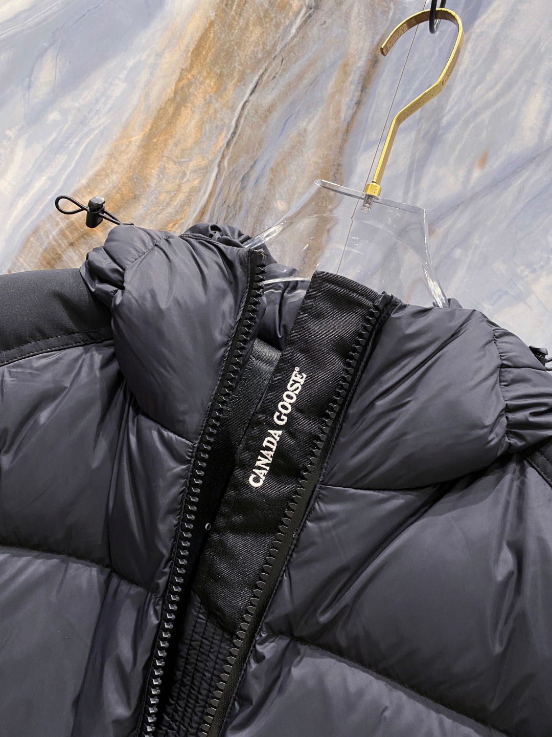 Canada Goose(加拿大鹅) FW2025新款羽绒服。连帽设计，男女同款，时尚感满满。采用定制面