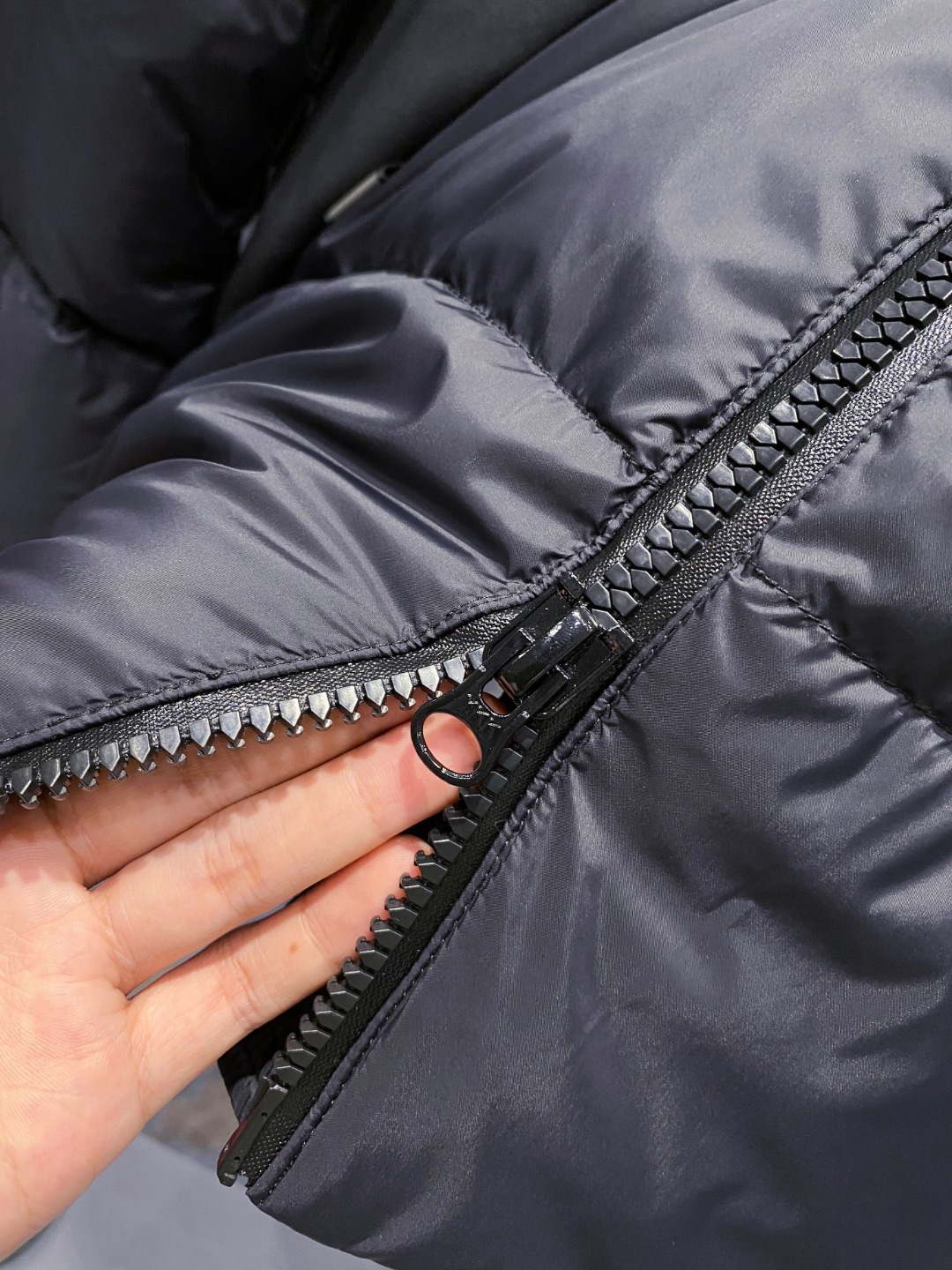 Canada Goose(加拿大鹅) FW2025新款羽绒服。连帽设计，男女同款，时尚感满满。采用定制面