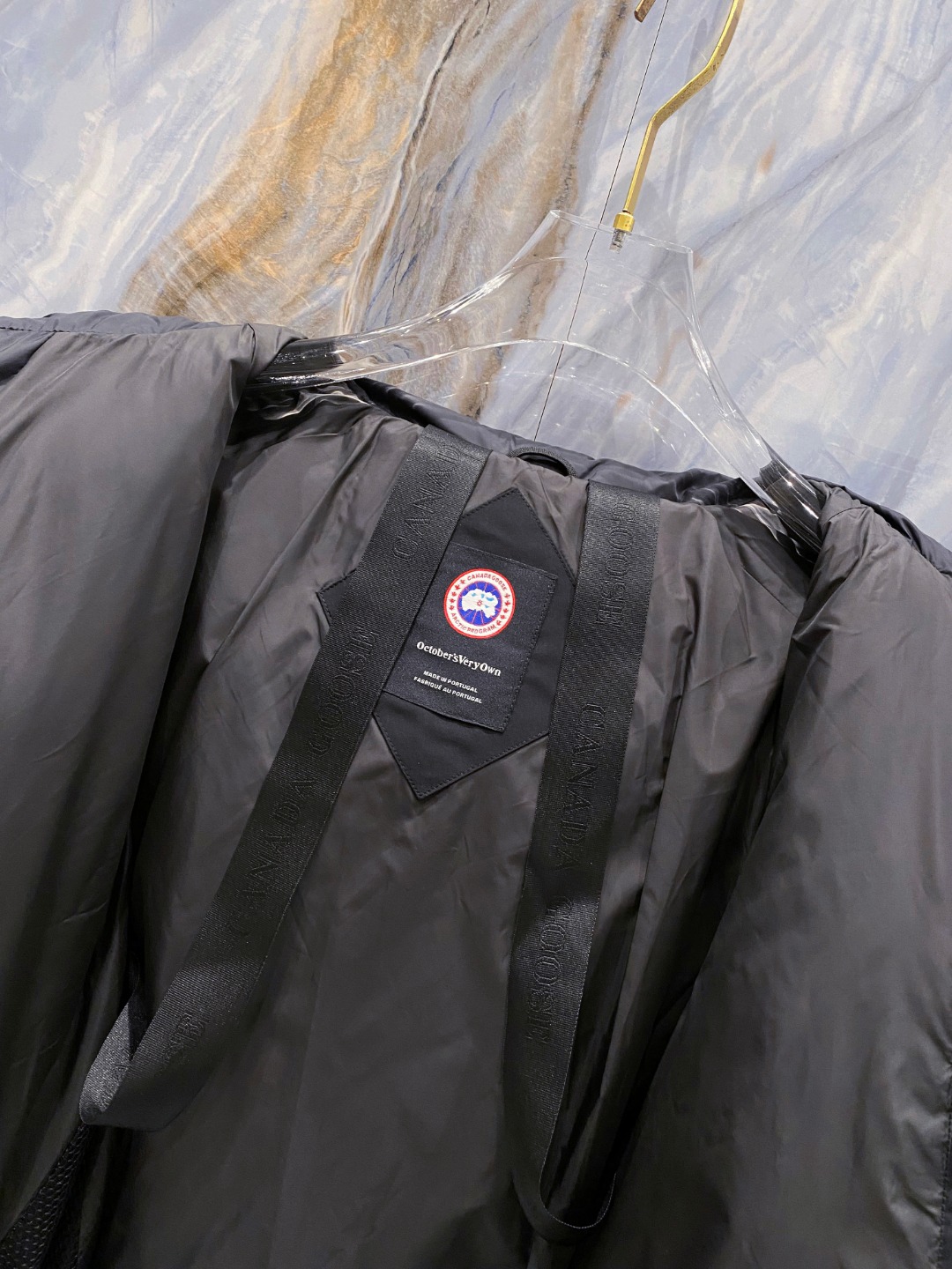 Canada Goose(加拿大鹅) FW2025新款羽绒服。连帽设计，男女同款，时尚感满满。采用定制面