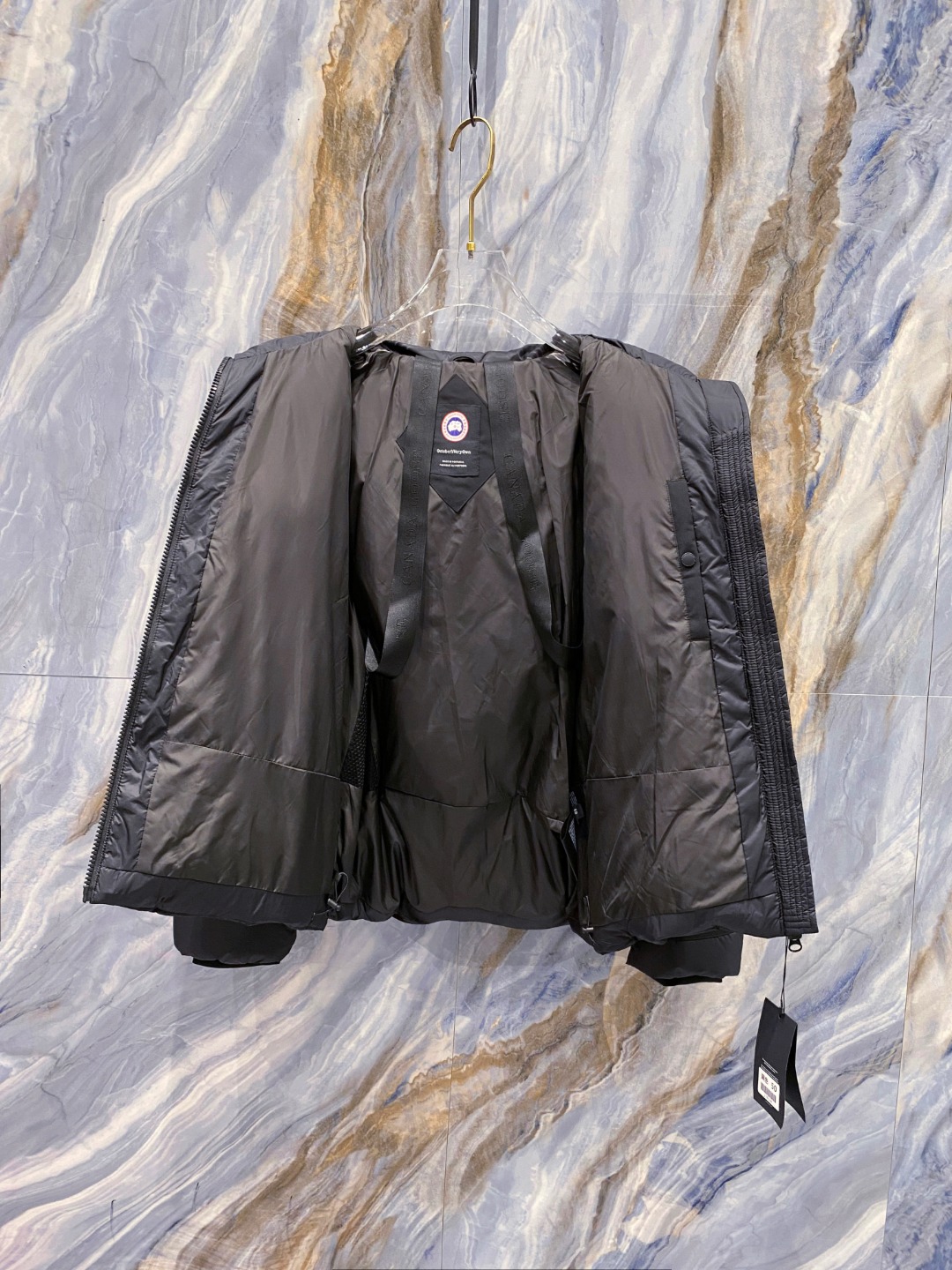 Canada Goose(加拿大鹅) FW2025新款羽绒服。连帽设计，男女同款，时尚感满满。采用定制面