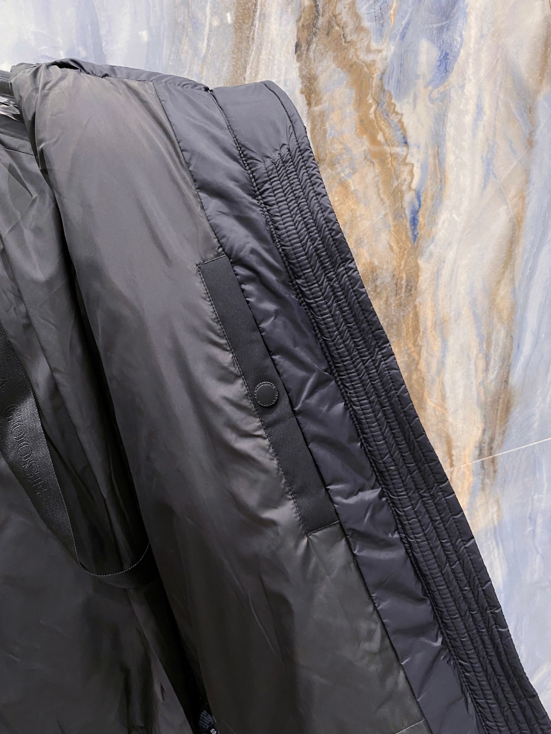 Canada Goose(加拿大鹅) FW2025新款羽绒服。连帽设计，男女同款，时尚感满满。采用定制面