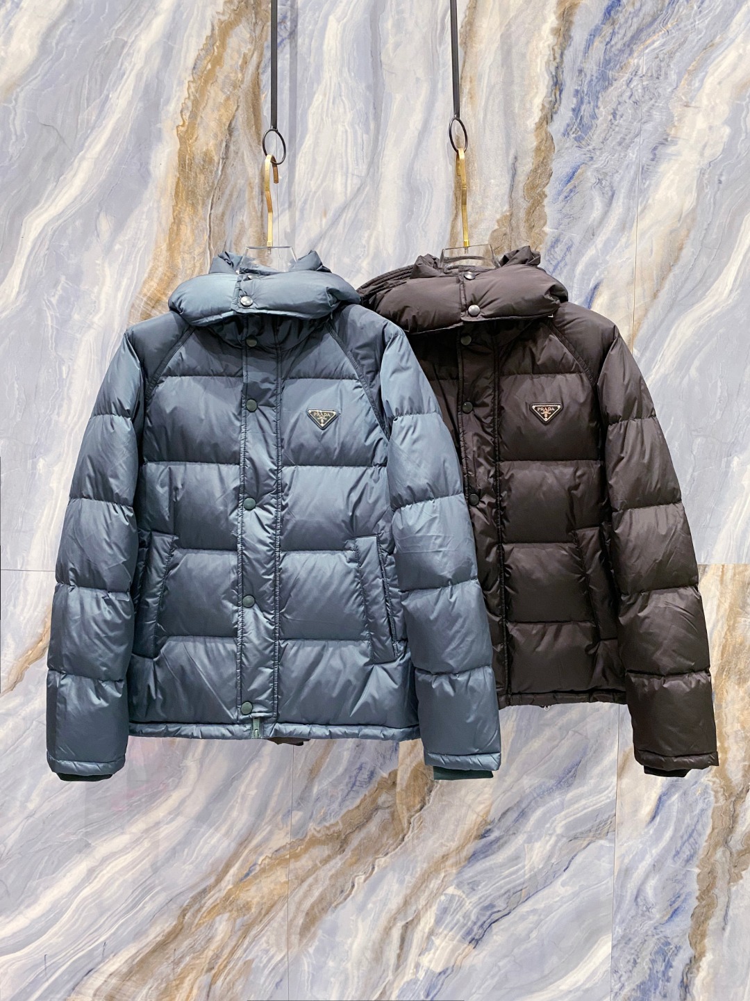 Prada&普拉达FW2025秋冬新款羽绒服。柜子在售款，一件难求。采用定制防风防雨面料，抗皱立挺有型，