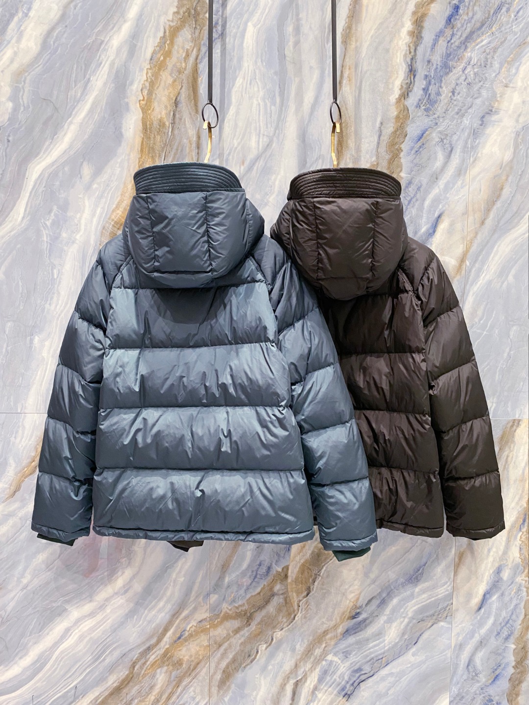 Prada&普拉达FW2025秋冬新款羽绒服。柜子在售款，一件难求。采用定制防风防雨面料，抗皱立挺有型，