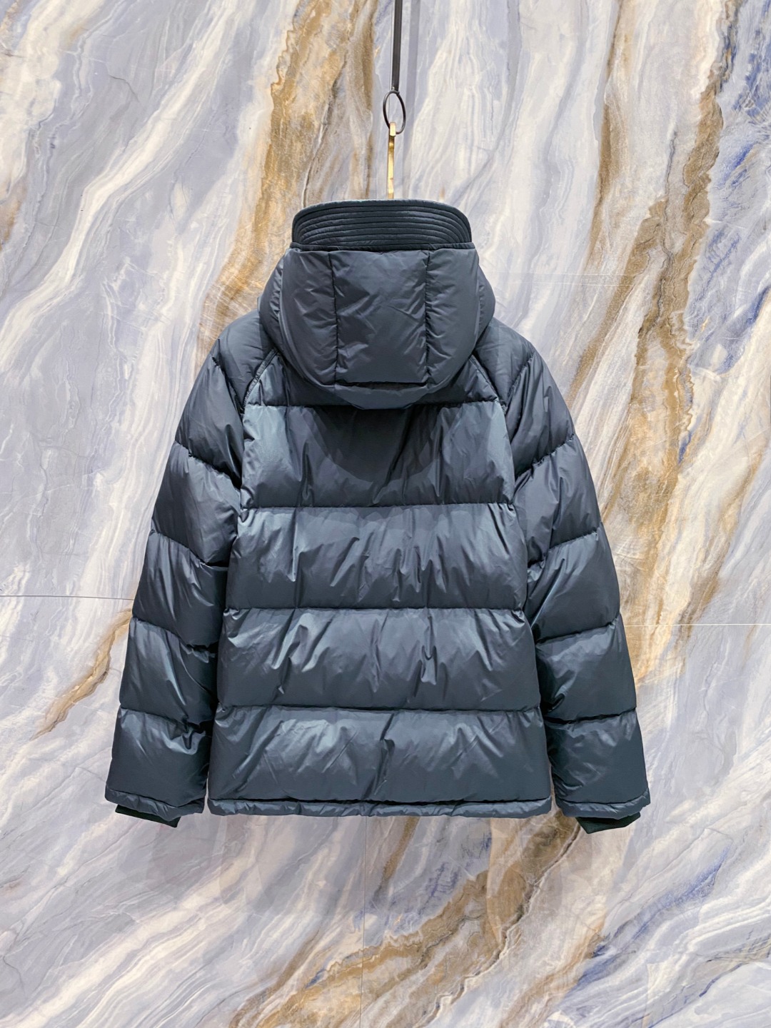 Prada&普拉达FW2025秋冬新款羽绒服。柜子在售款，一件难求。采用定制防风防雨面料，抗皱立挺有型，