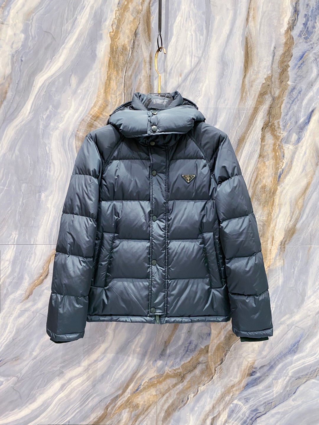 Prada&普拉达FW2025秋冬新款羽绒服。柜子在售款，一件难求。采用定制防风防雨面料，抗皱立挺有型，