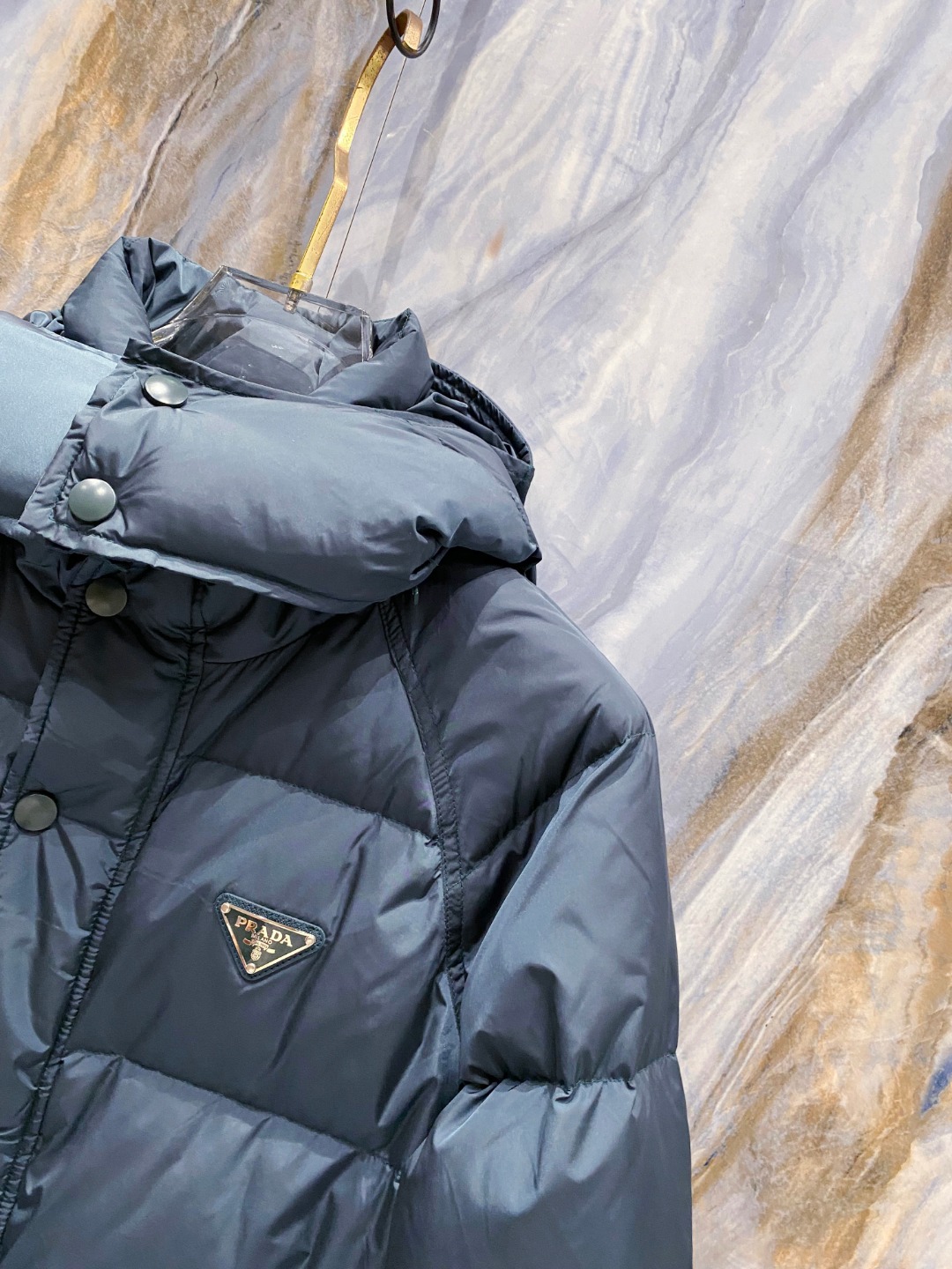 Prada&普拉达FW2025秋冬新款羽绒服。柜子在售款，一件难求。采用定制防风防雨面料，抗皱立挺有型，
