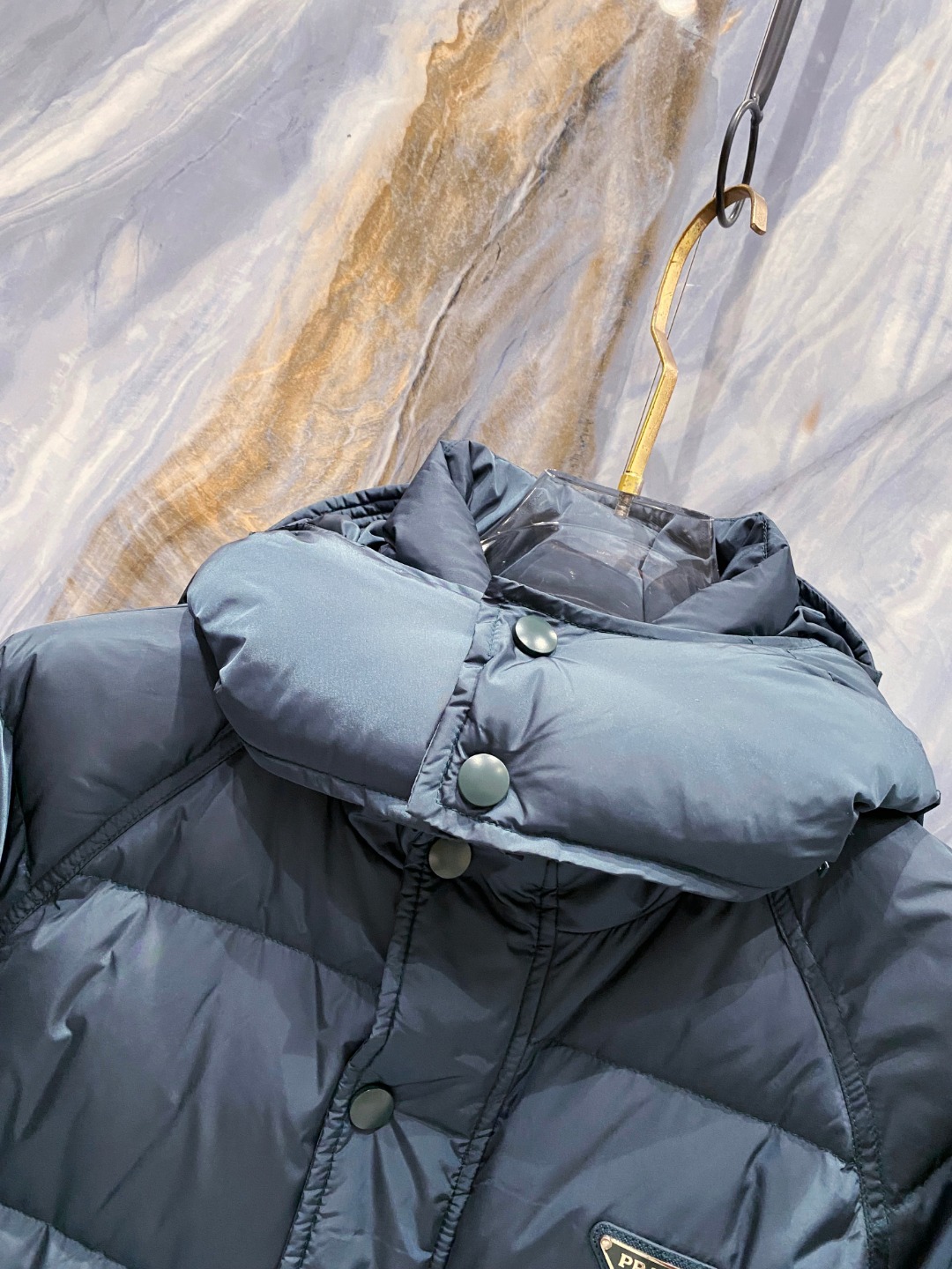 Prada&普拉达FW2025秋冬新款羽绒服。柜子在售款，一件难求。采用定制防风防雨面料，抗皱立挺有型，