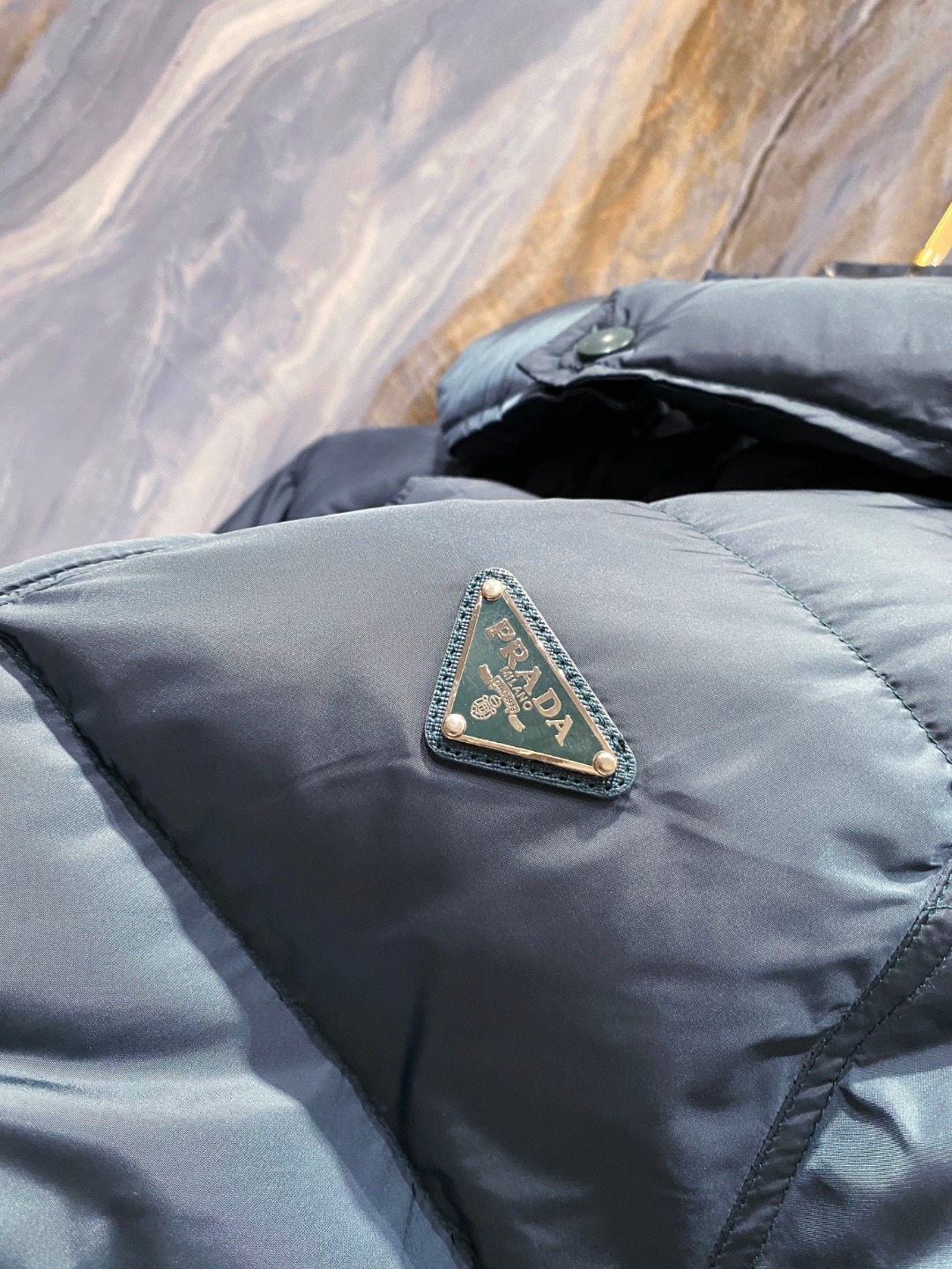 Prada&普拉达FW2025秋冬新款羽绒服。柜子在售款，一件难求。采用定制防风防雨面料，抗皱立挺有型，